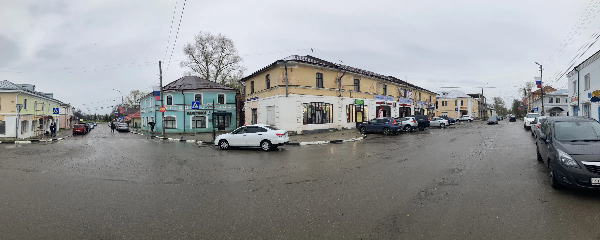 Классическая церковь на городской улице, фото 11
