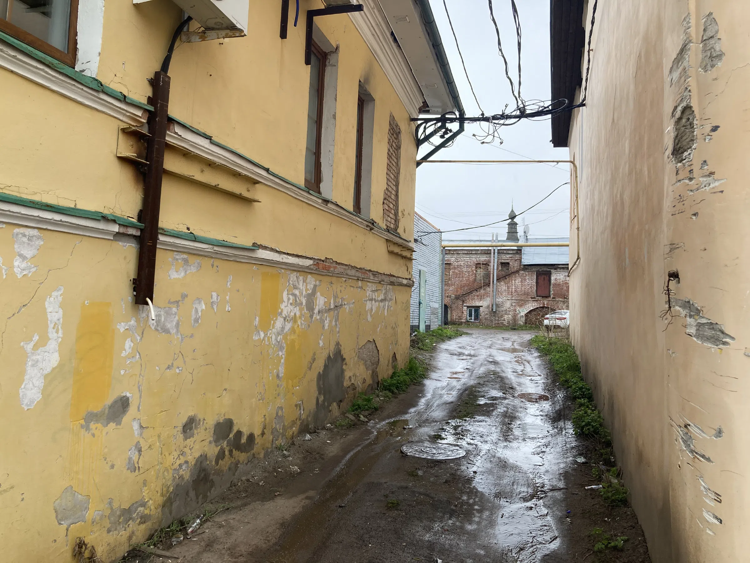 Классическая церковь на городской улице, фото 15