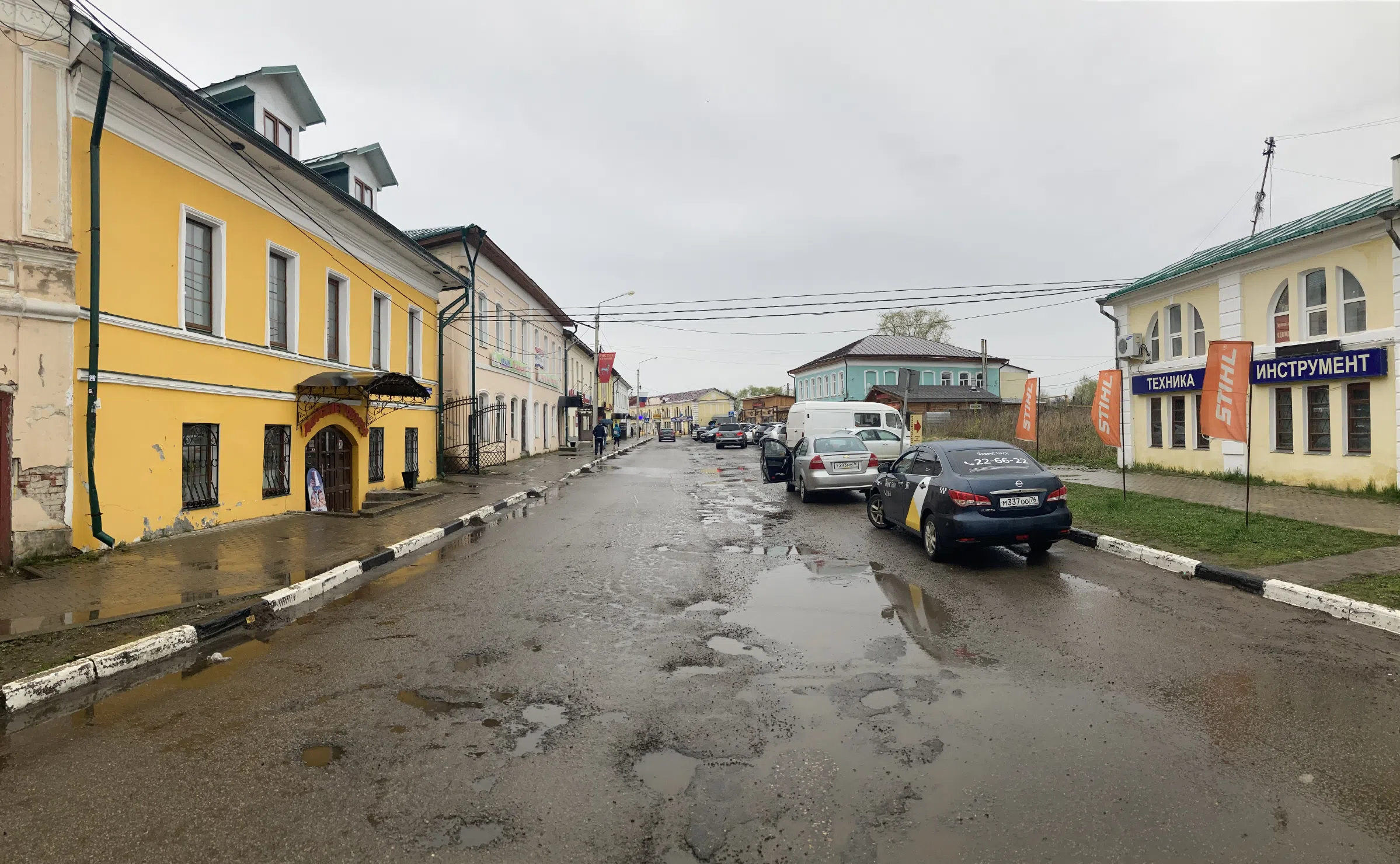 Классическая церковь на городской улице, фото 12