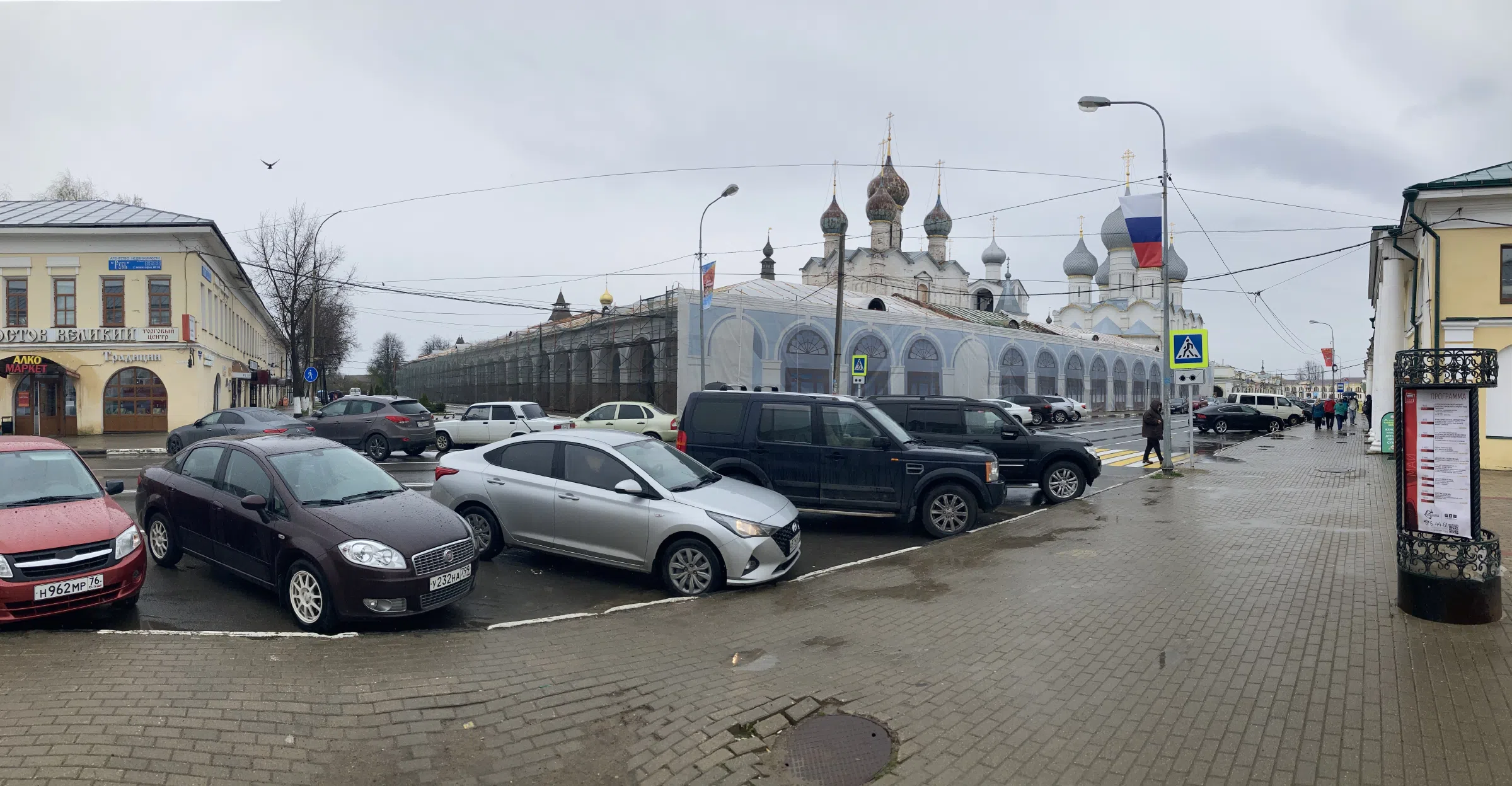 Классическая церковь на городской улице, фото 6
