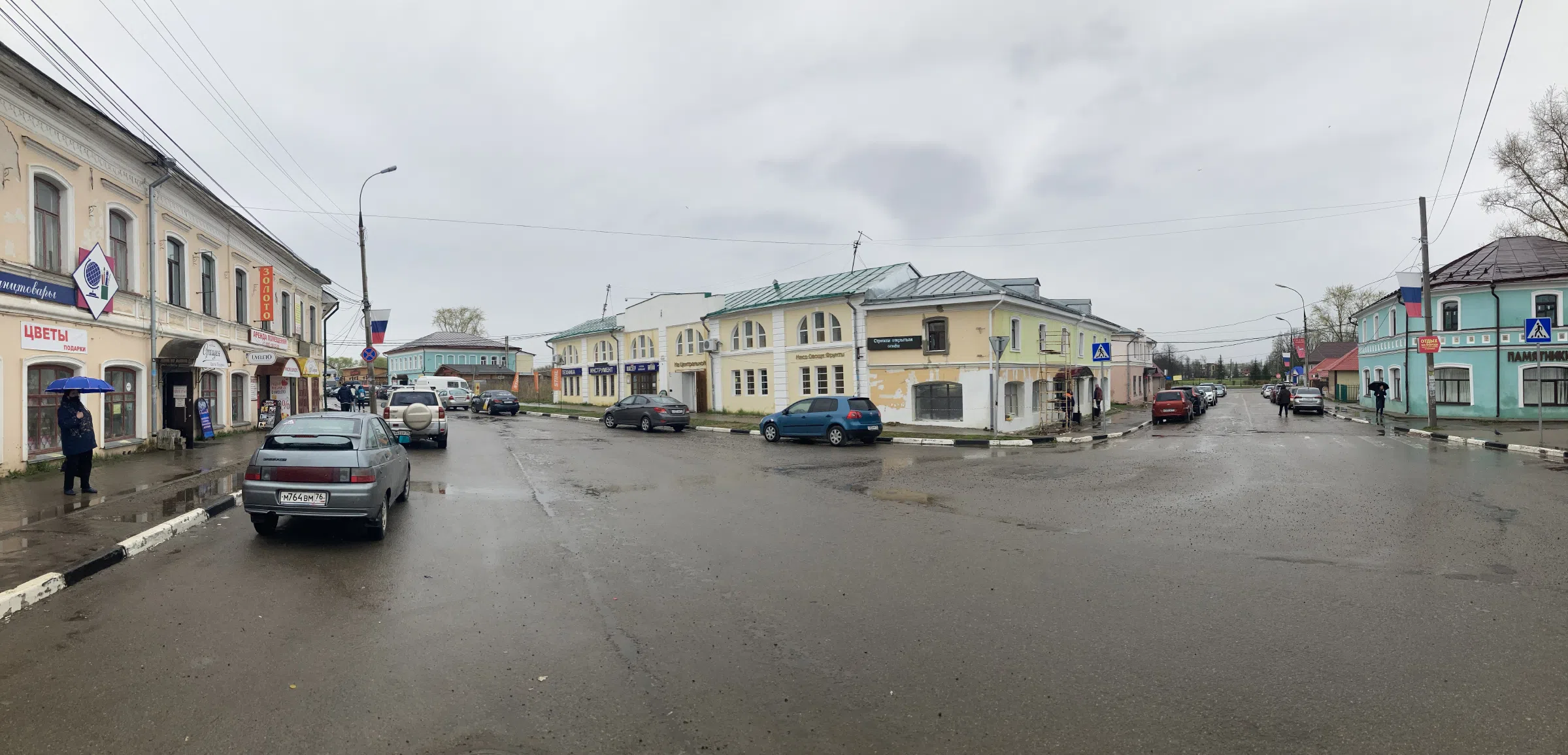 Классическая церковь на городской улице, фото 10