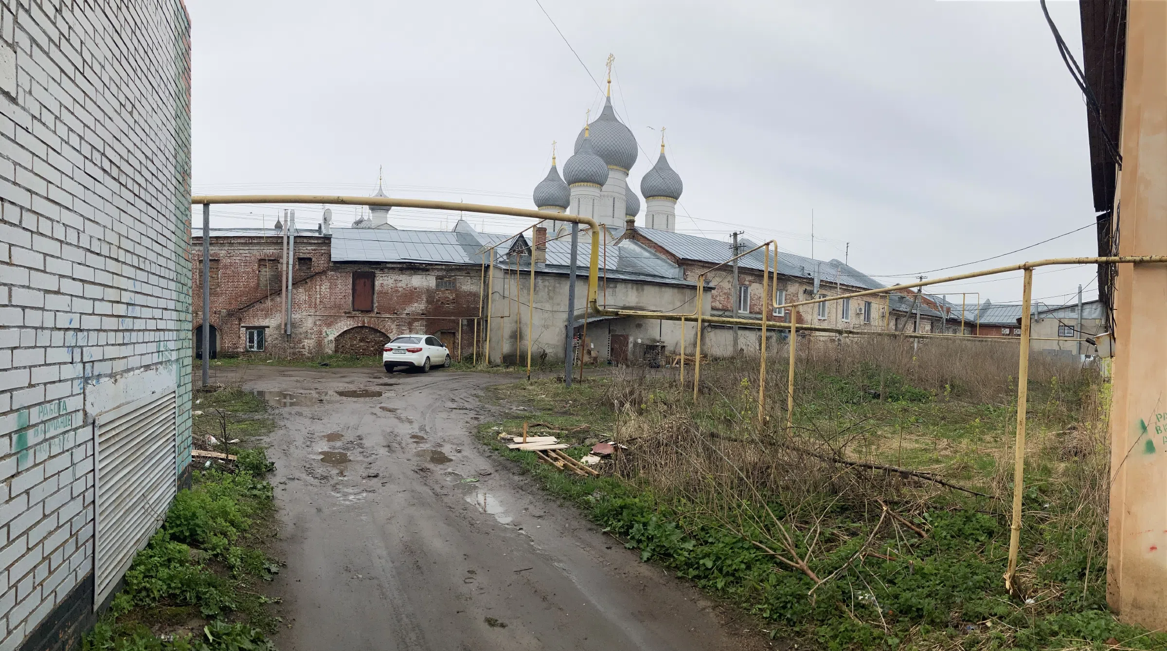 Классическая церковь на городской улице, фото 16