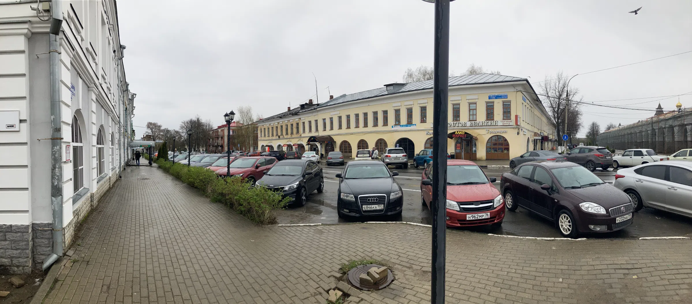 Классическая церковь на городской улице, фото 5