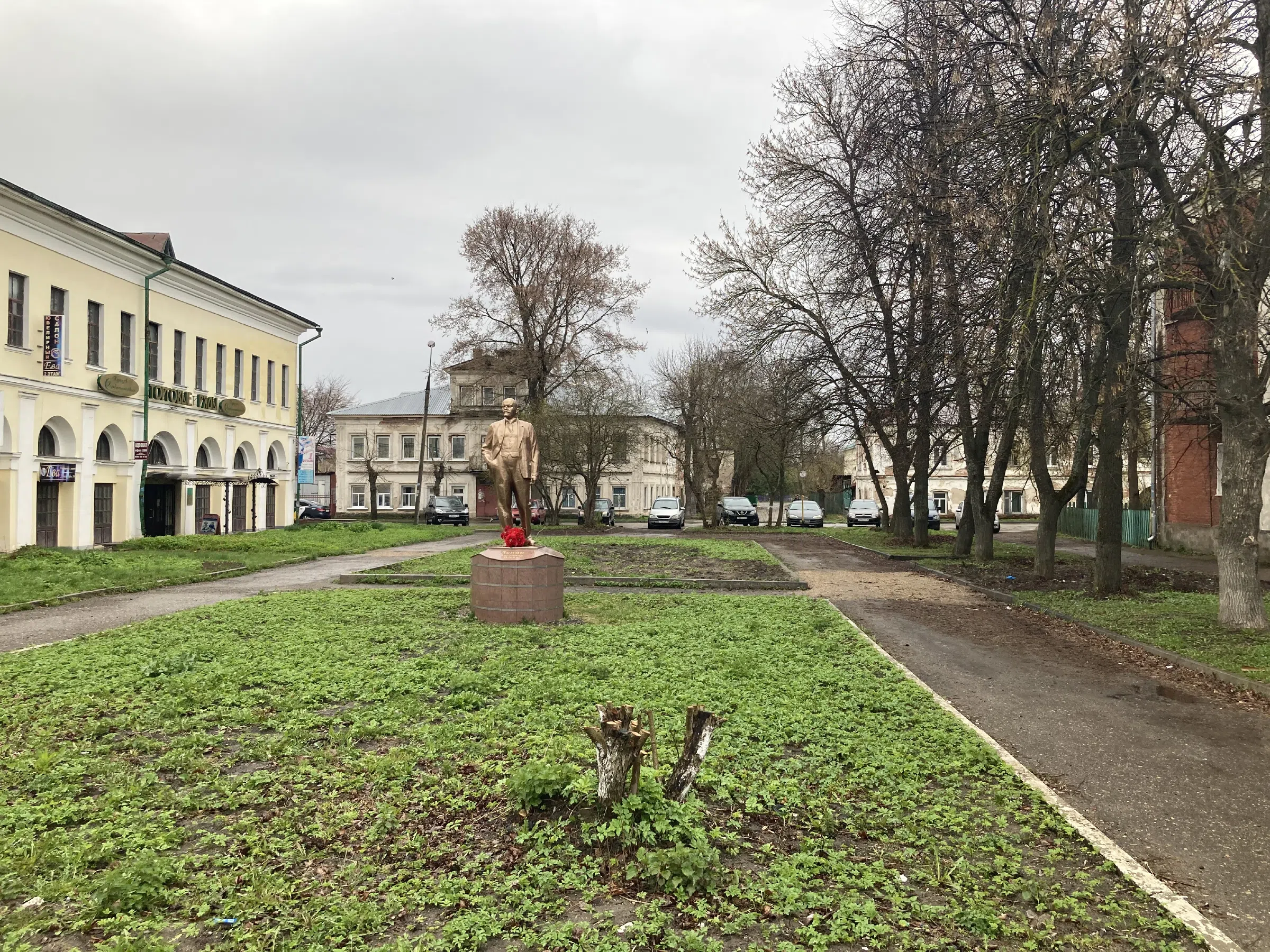 Классическая церковь на городской улице, фото 1