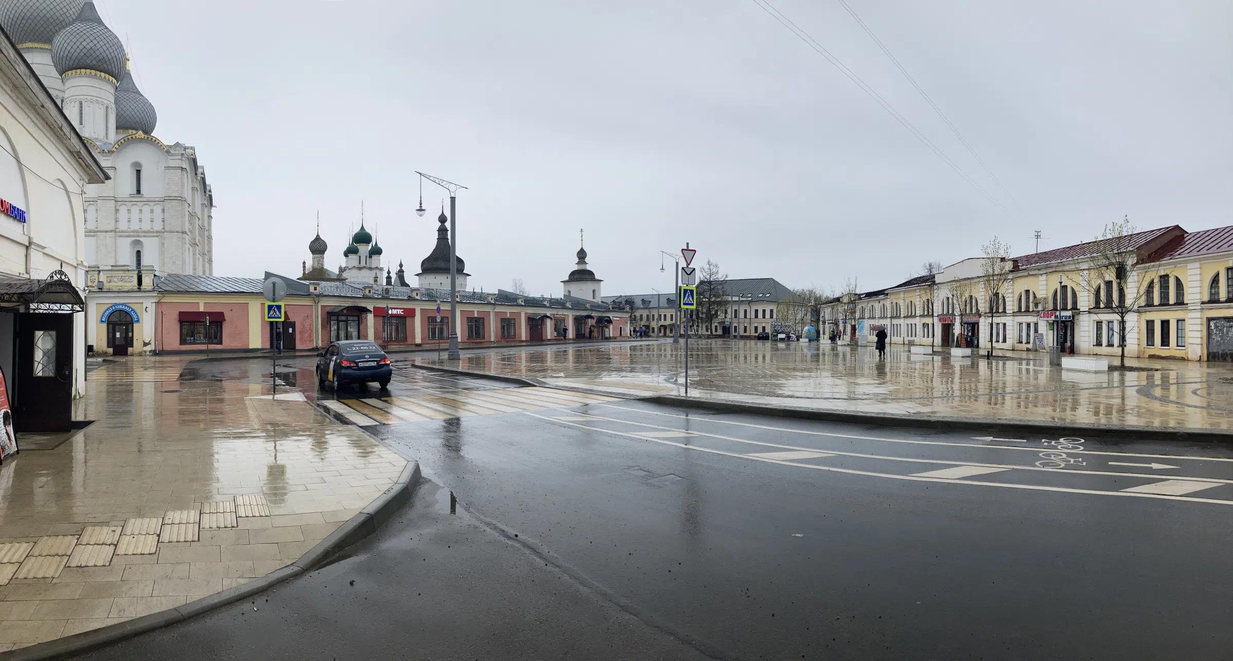 Классическая церковь на городской улице, фото 20