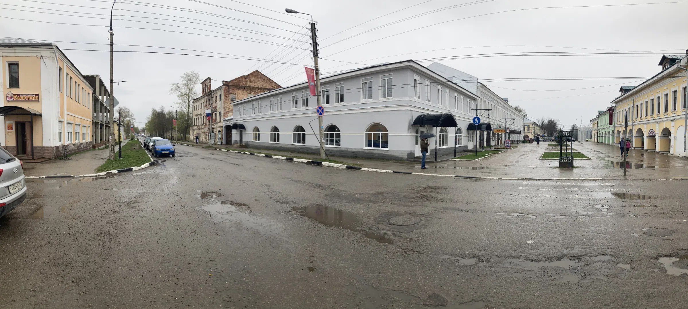 Классическая церковь на городской улице, фото 8