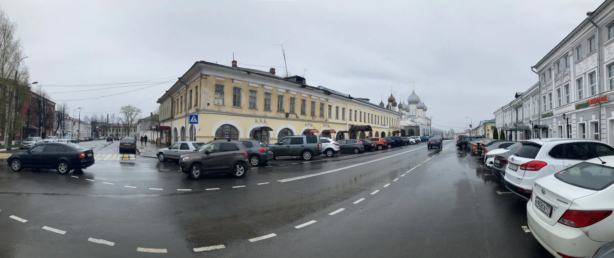 Классическая церковь на городской улице, фото 4