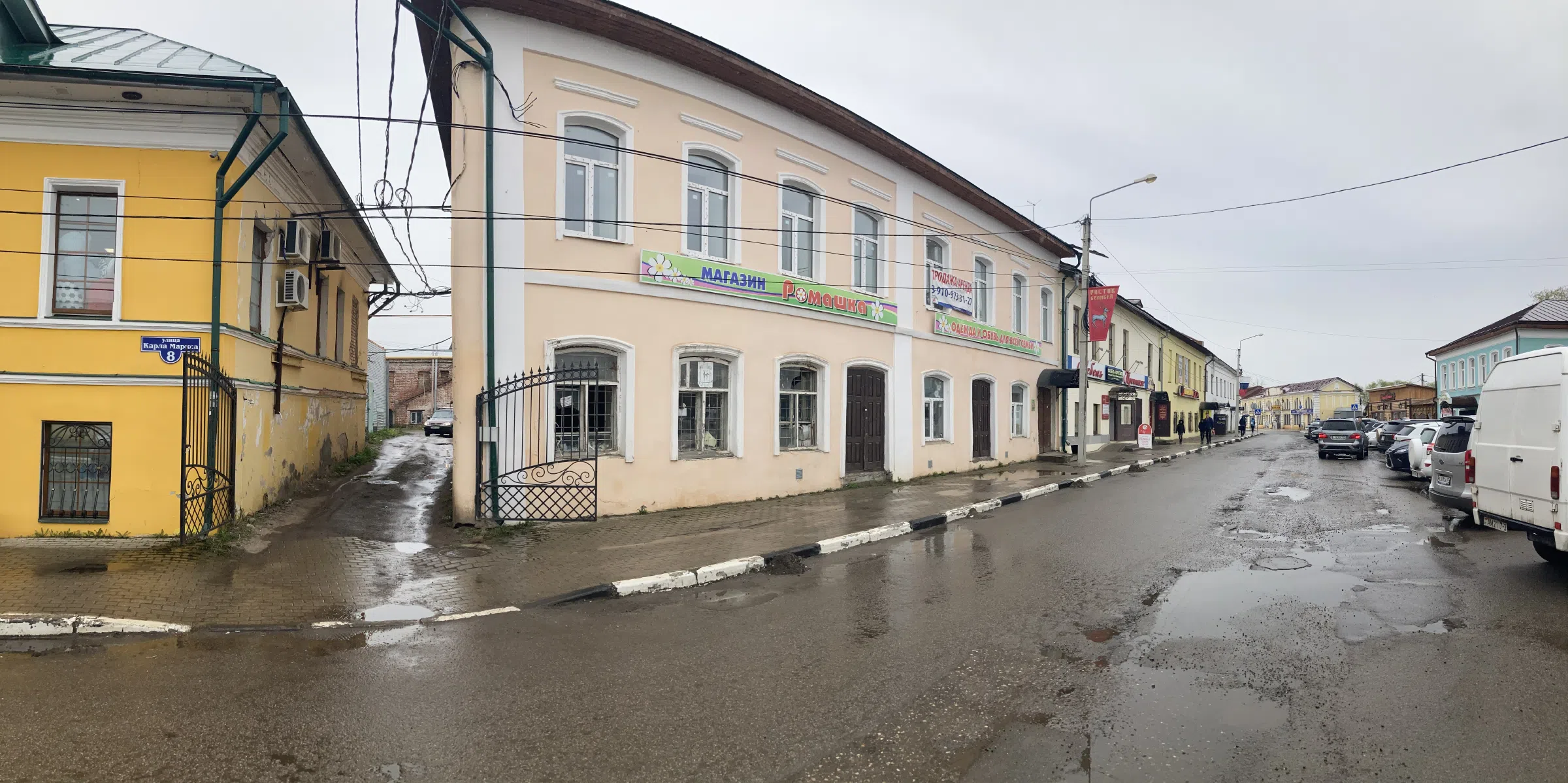 Классическая церковь на городской улице, фото 14