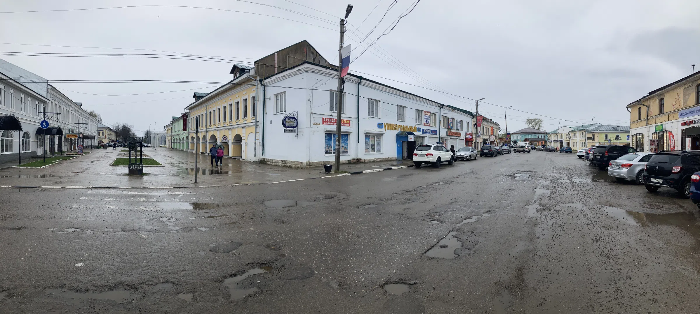 Классическая церковь на городской улице, фото 9