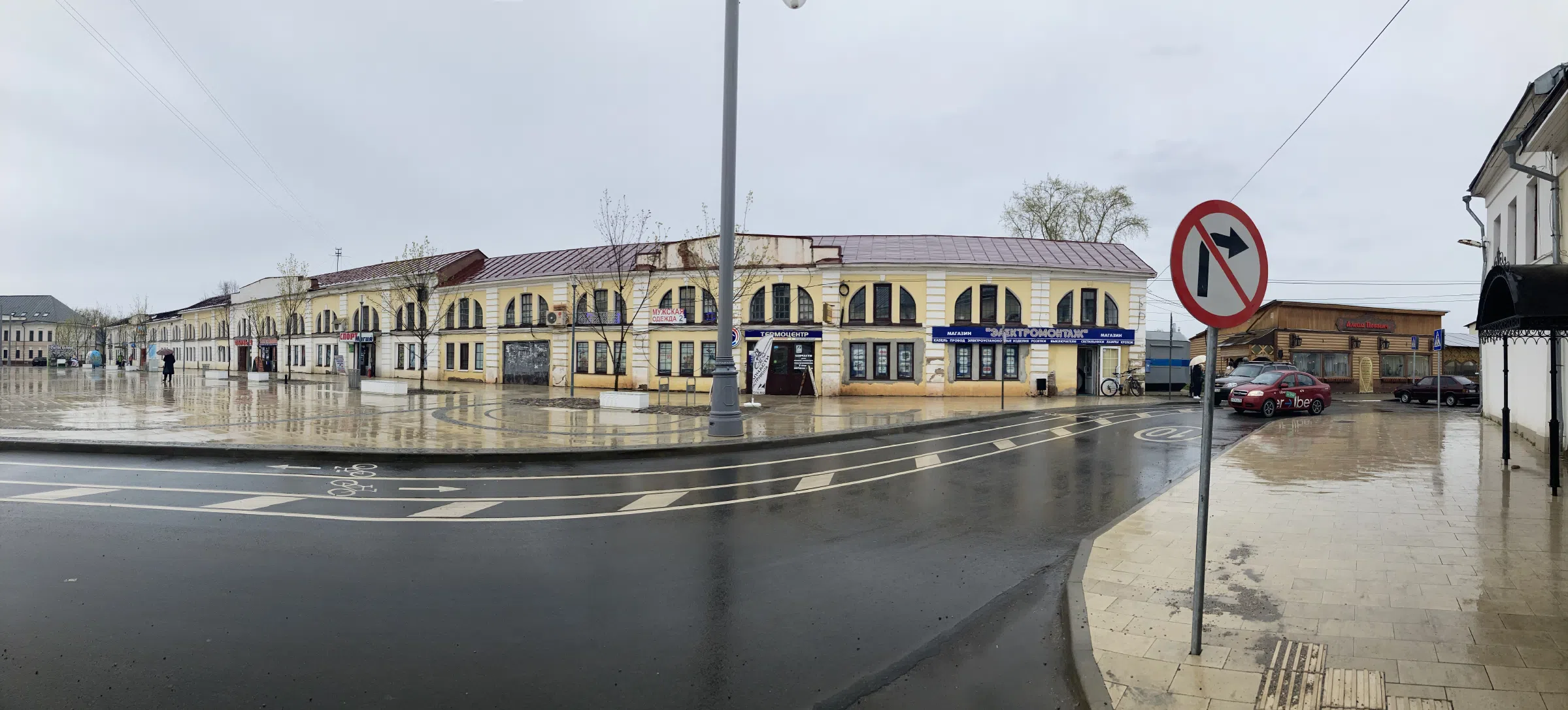 Классическая церковь на городской улице, фото 21