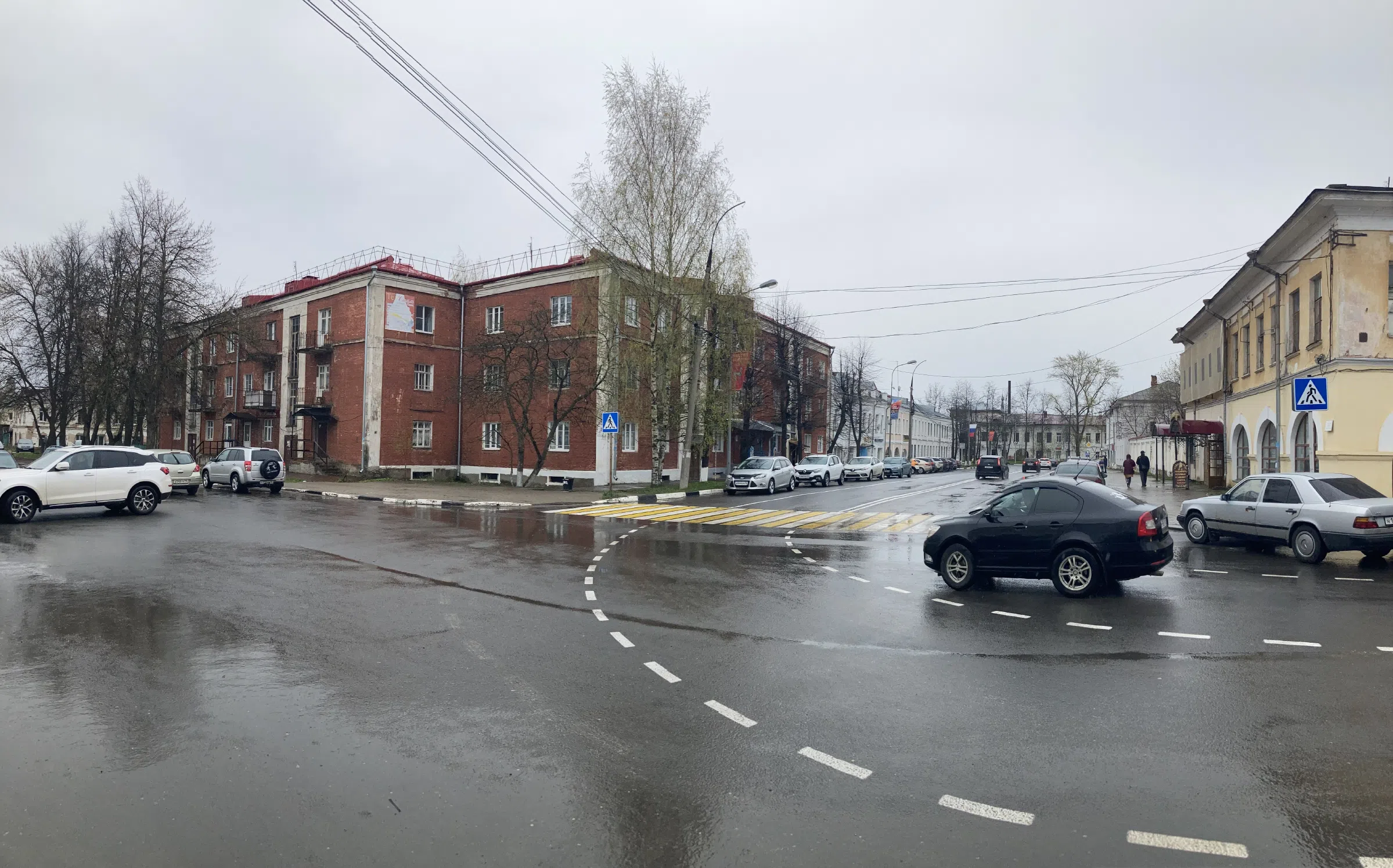 Классическая церковь на городской улице, фото 3