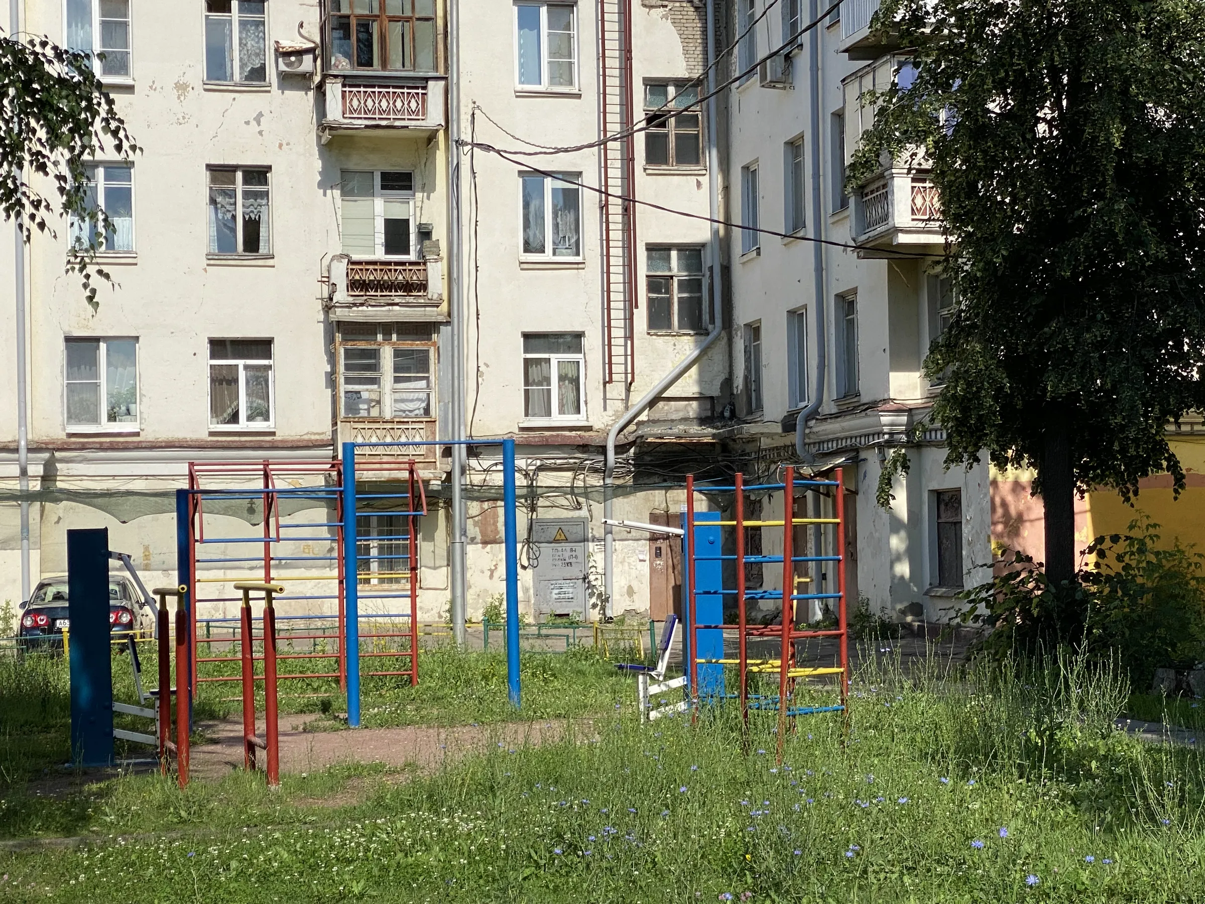 Сталинка с двором и прудом, фото 4