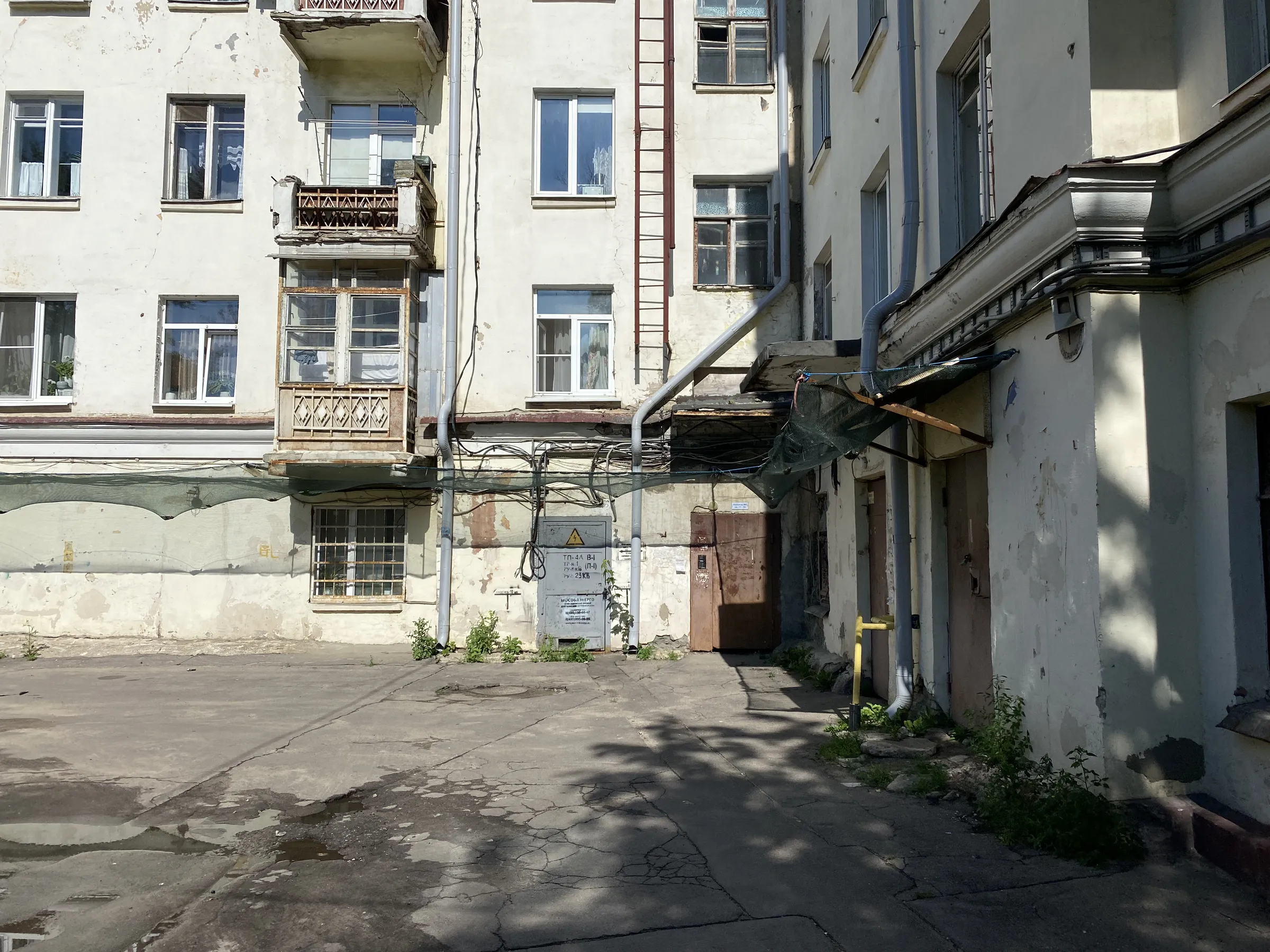 Сталинка с двором и прудом, фото 3