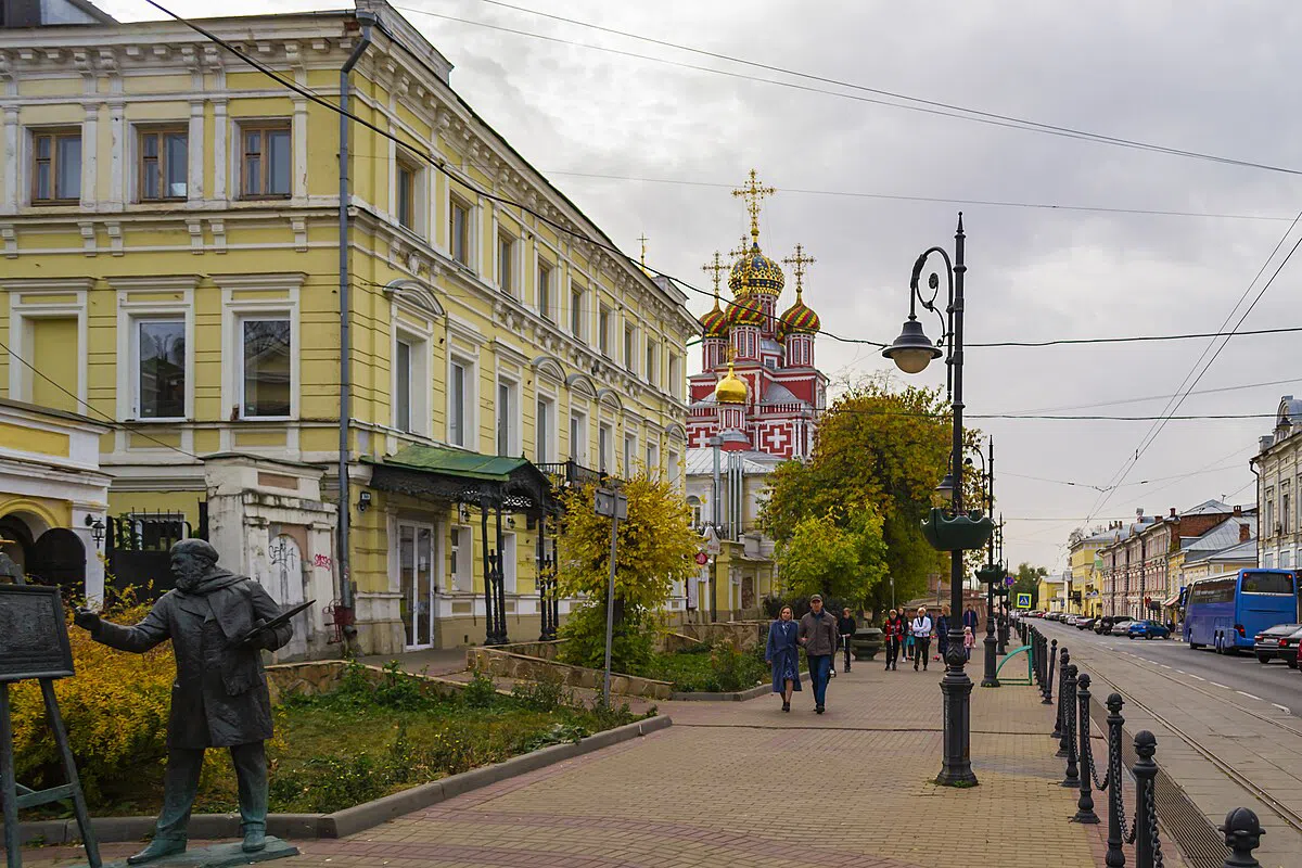 Старинная улица с храмом, фото 3
