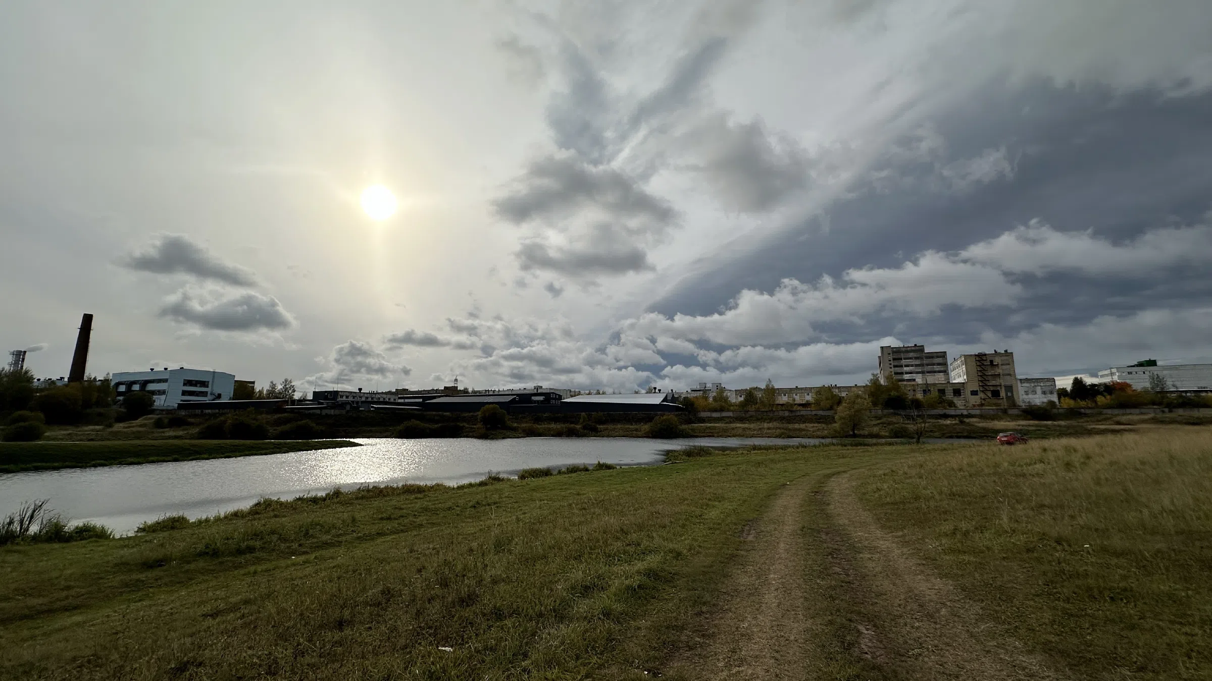 Берег водоема с заводом, фото 10