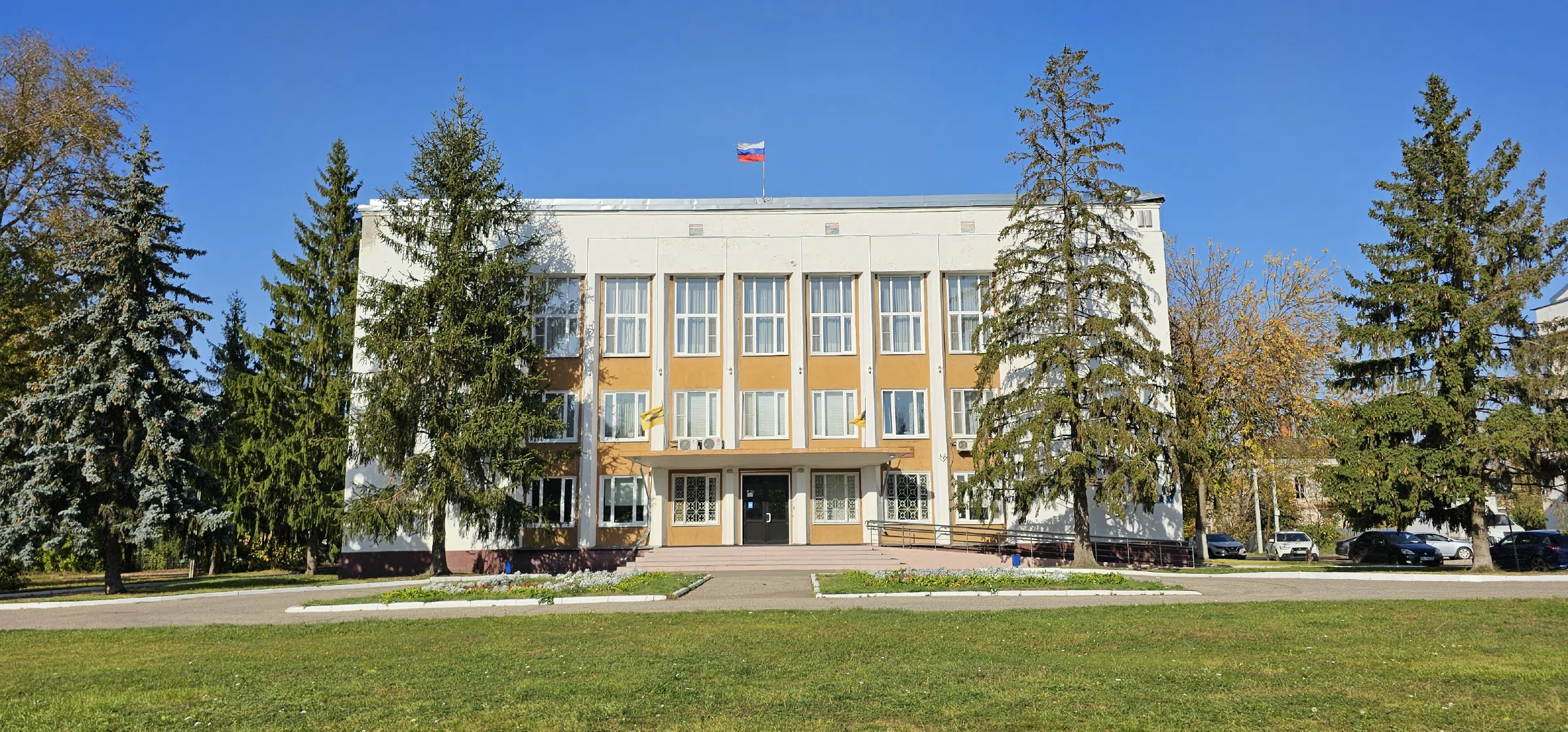 Административное здание советской постройки, фото 1