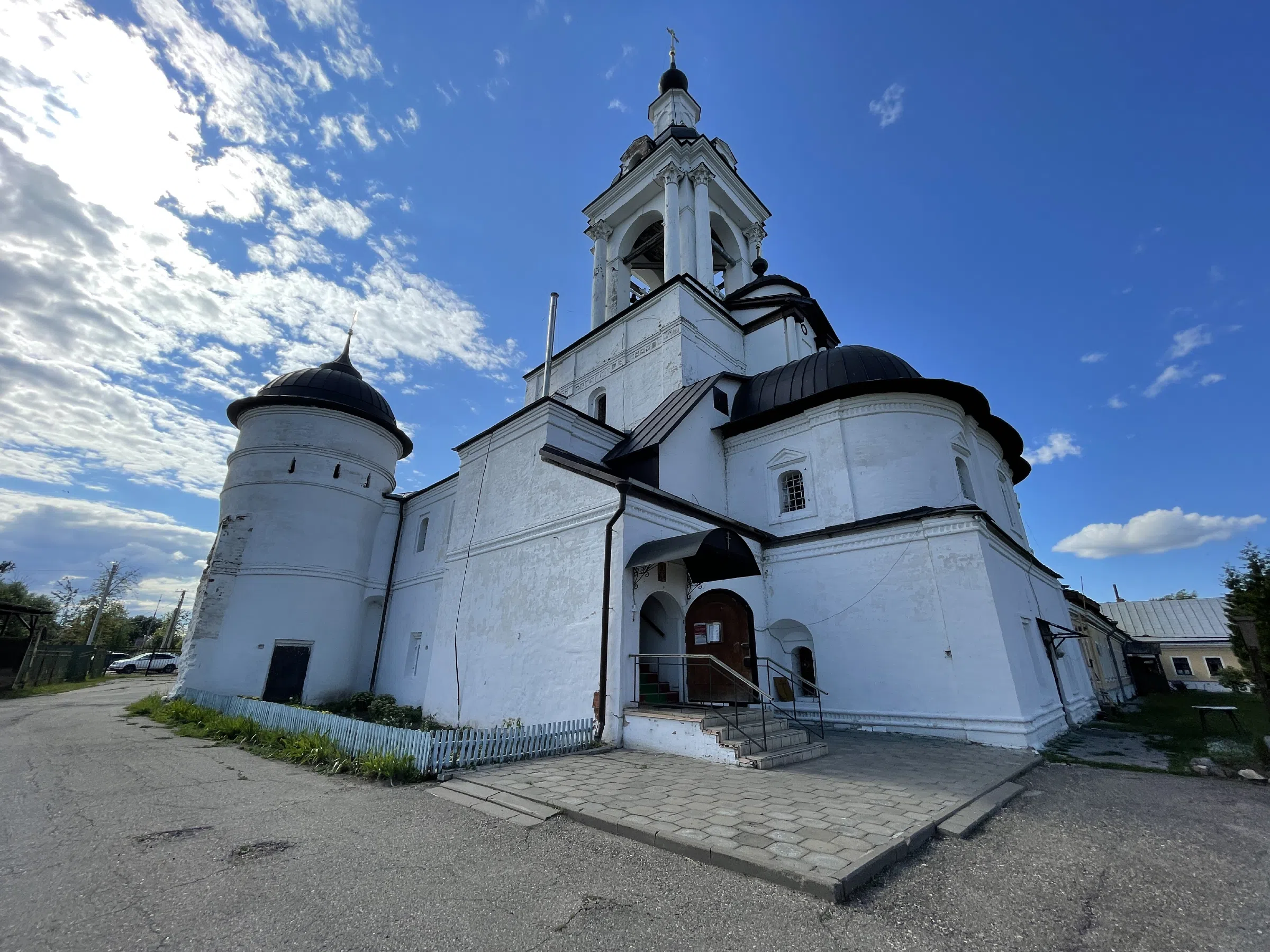 Белый храм с башнями, фото 5
