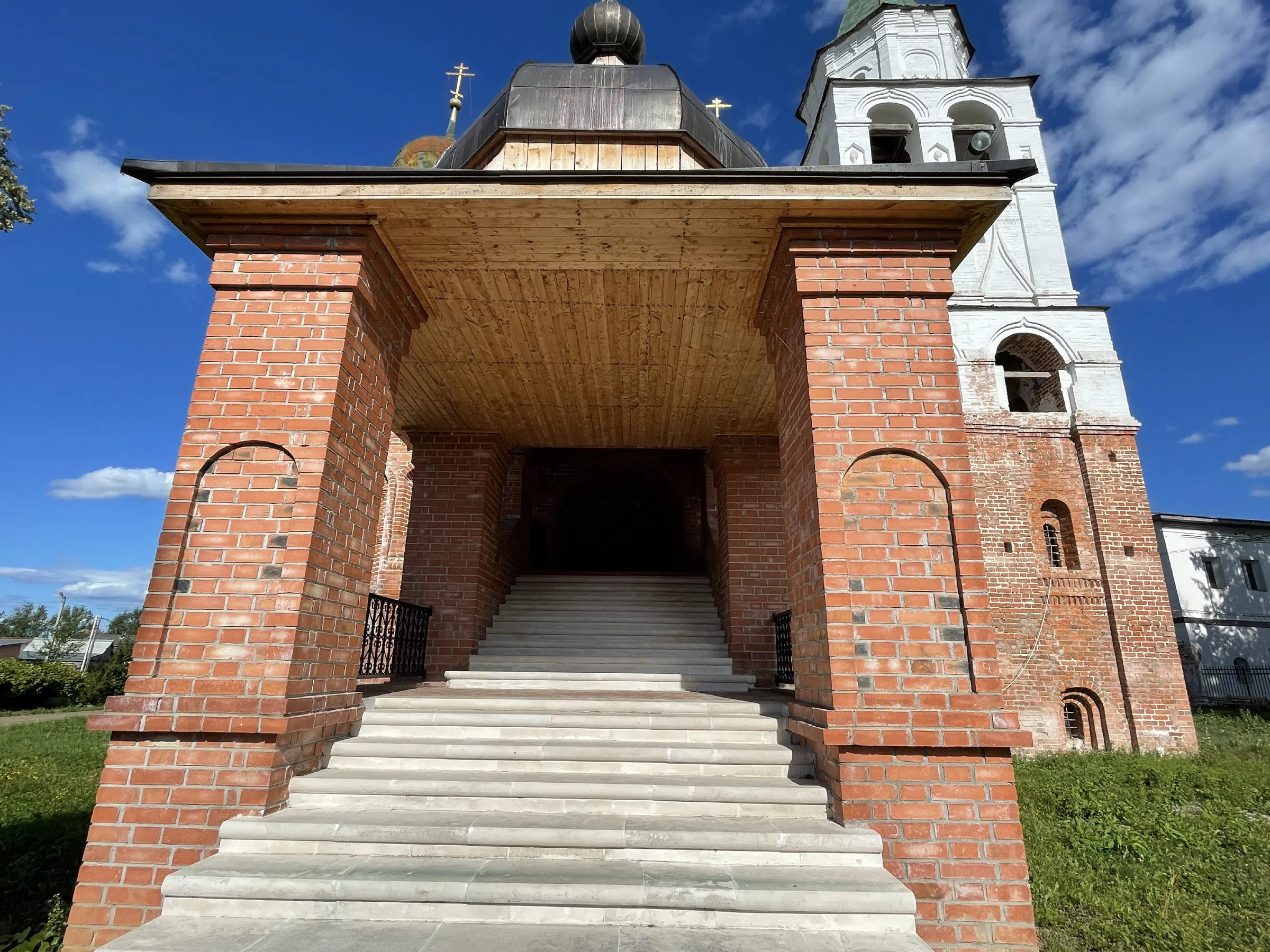 Белый храм с башнями, фото 12