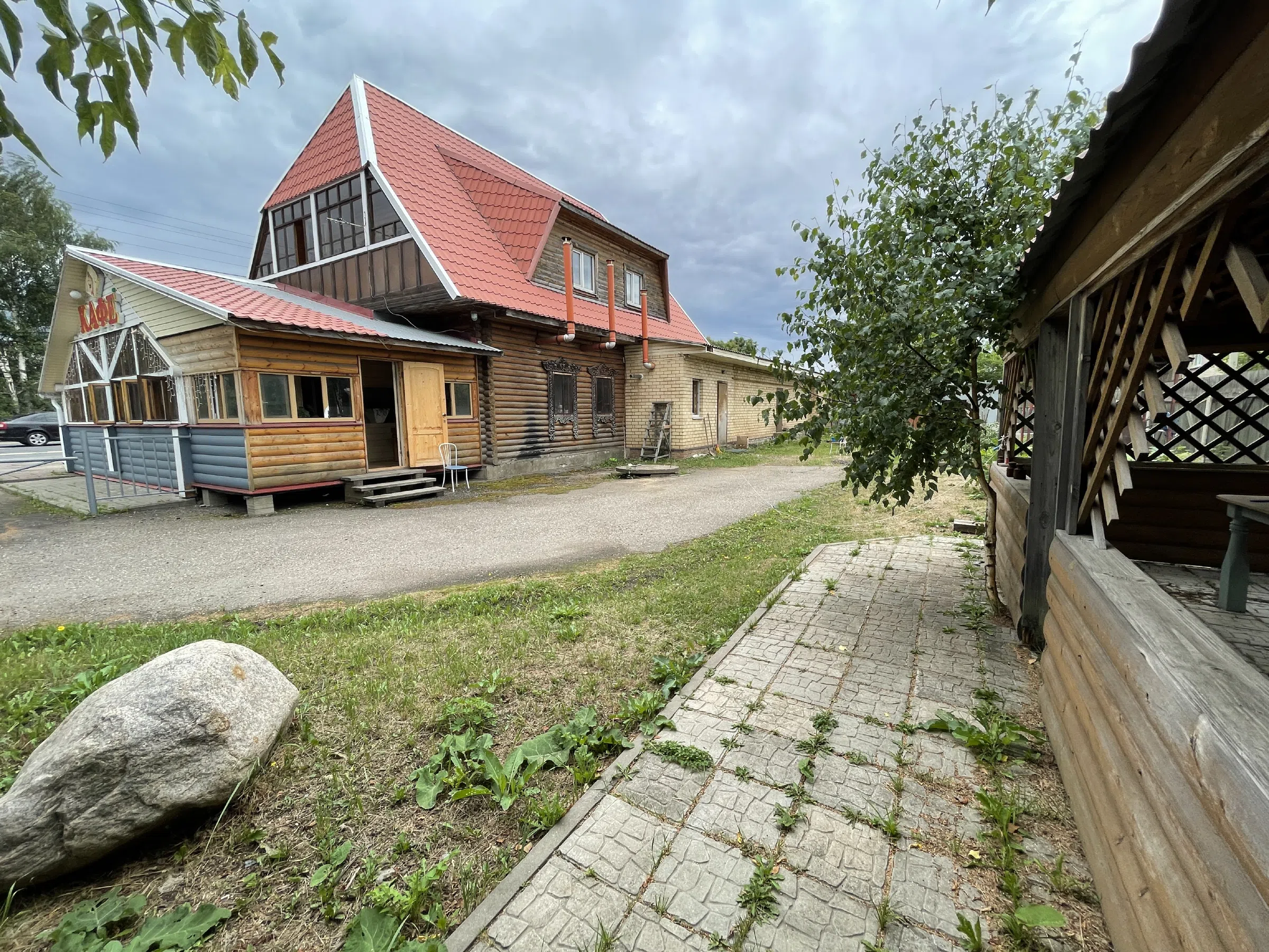 Кафе в лесу с террасой, фото 17