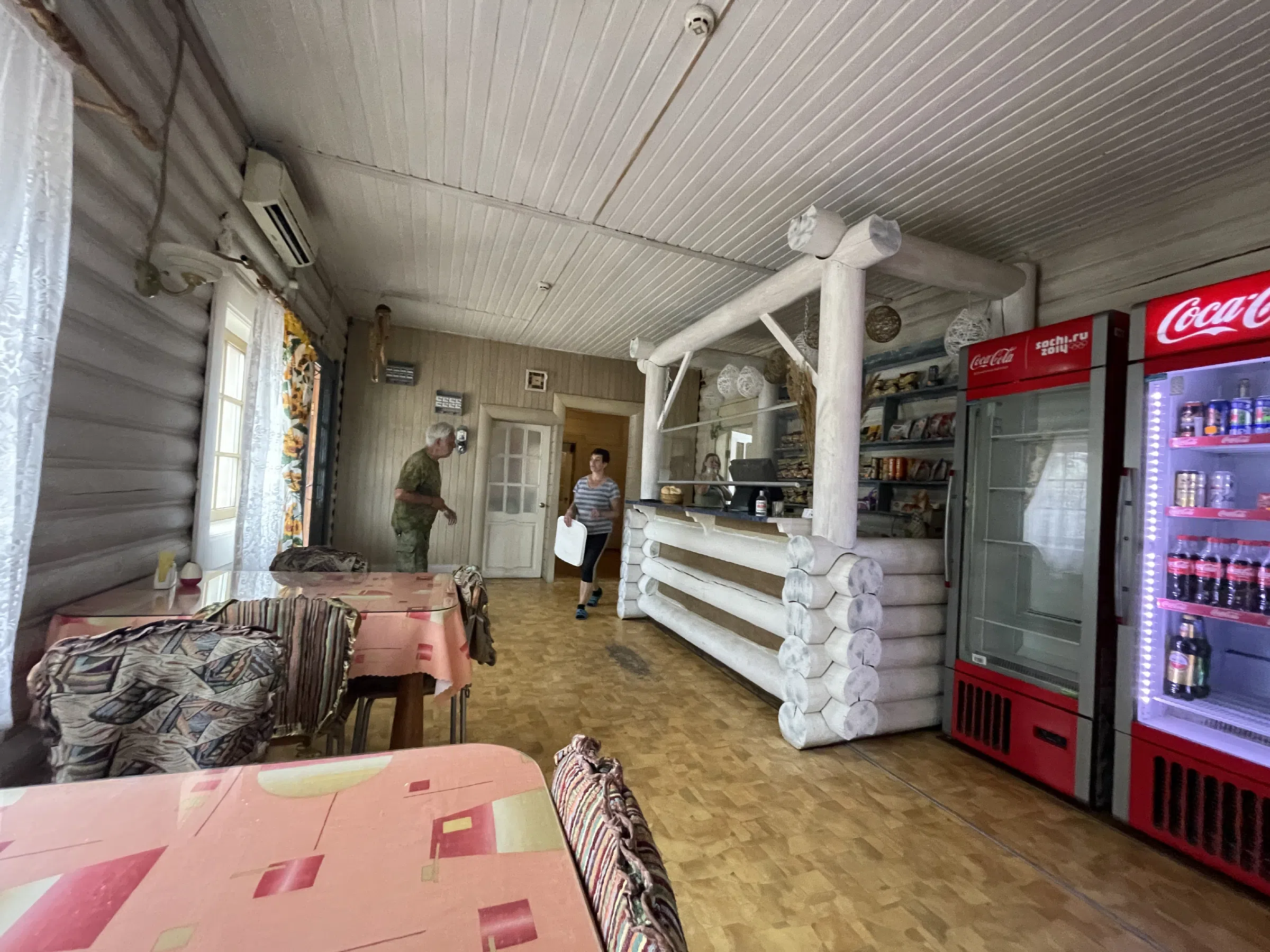 Кафе в лесу с террасой, фото 10