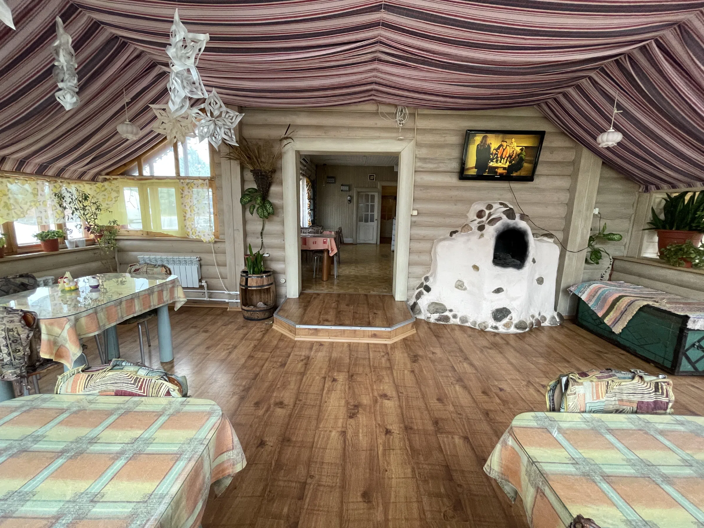 Кафе в лесу с террасой, фото 20