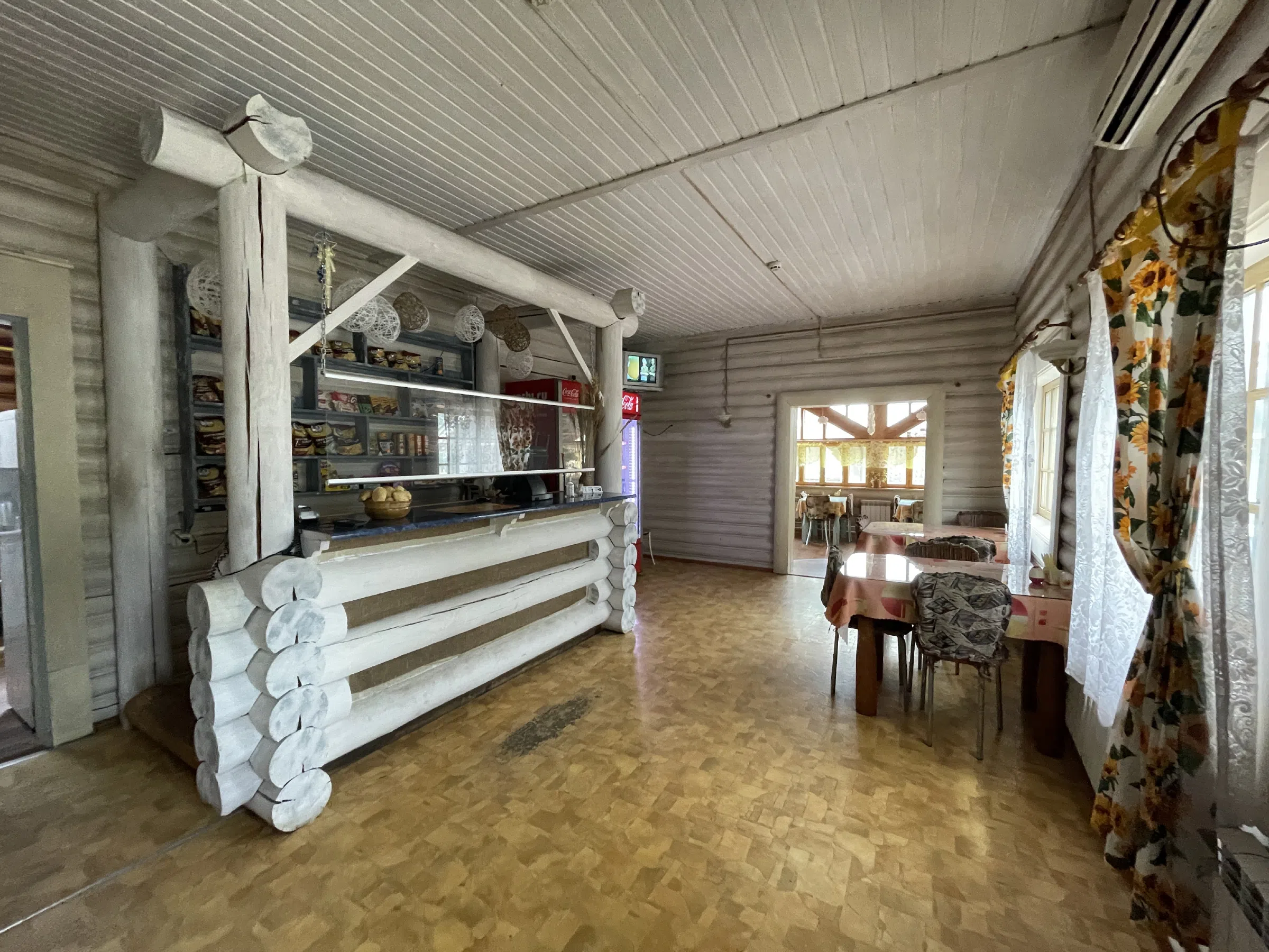 Кафе в лесу с террасой, фото 11