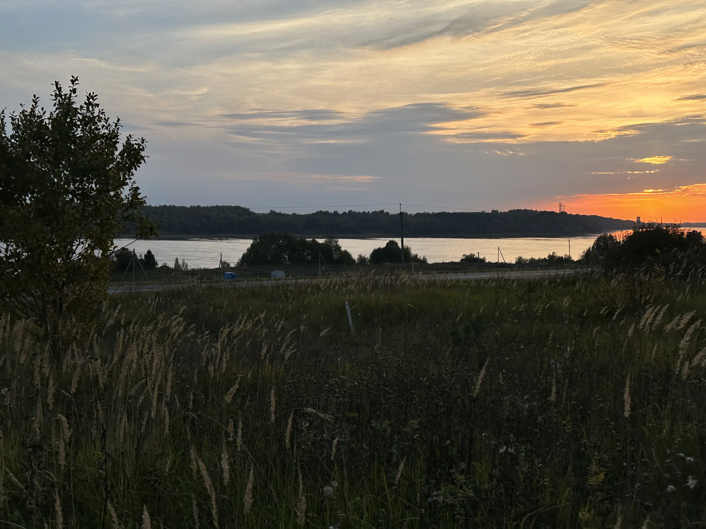 Поле у реки с видом на закат, фото 8