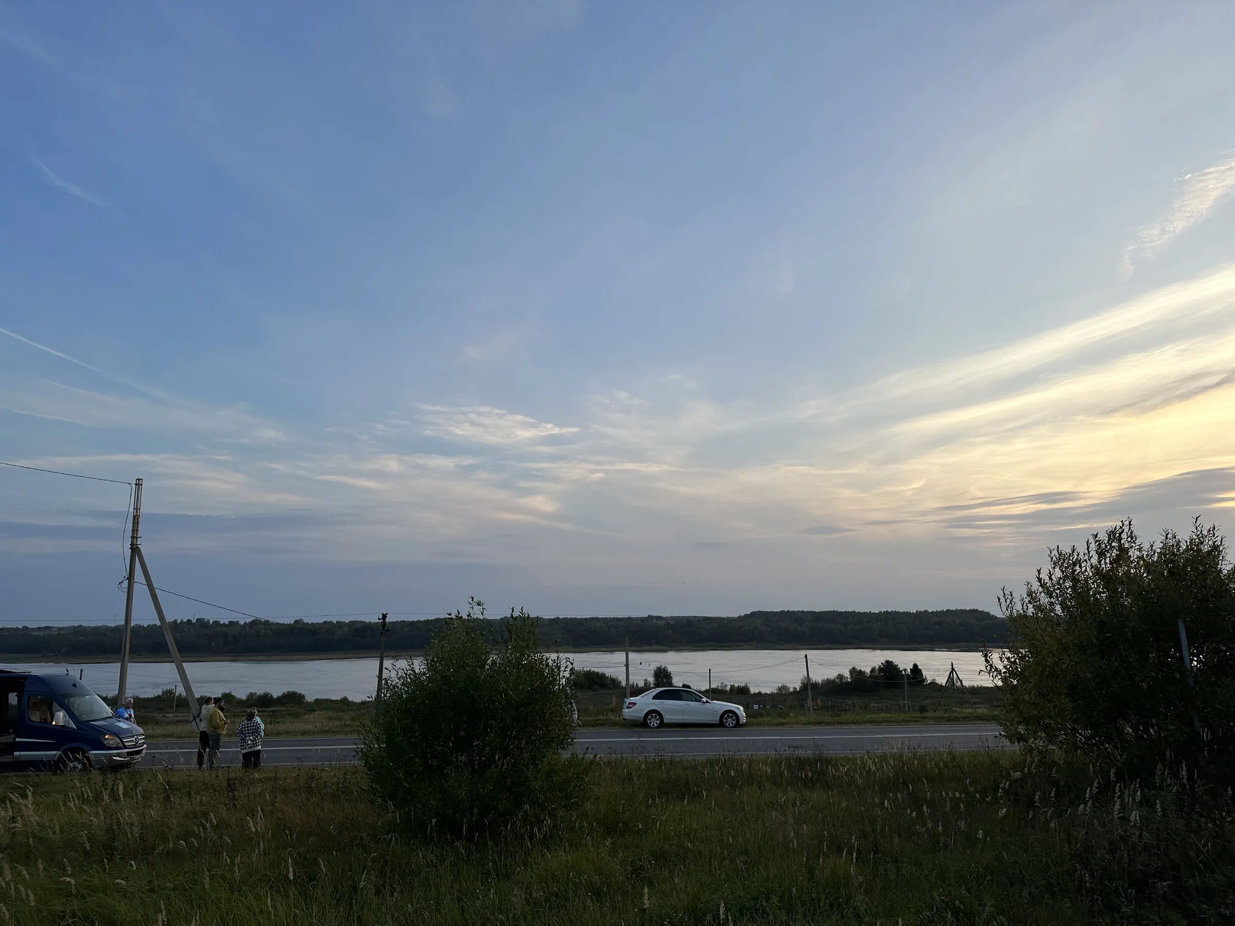 Поле у реки с видом на закат, фото 5