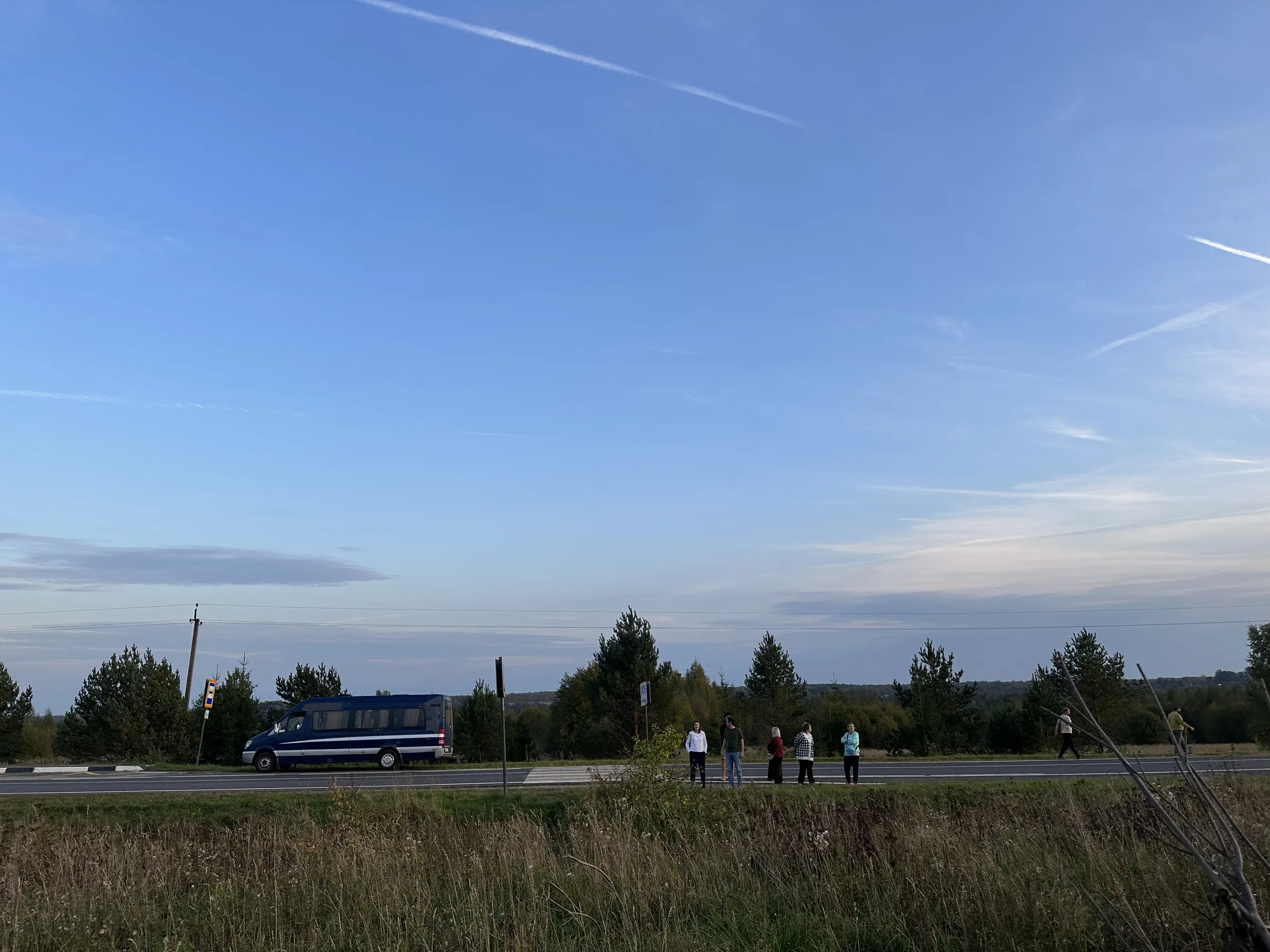 Поле у реки с видом на закат, фото 1