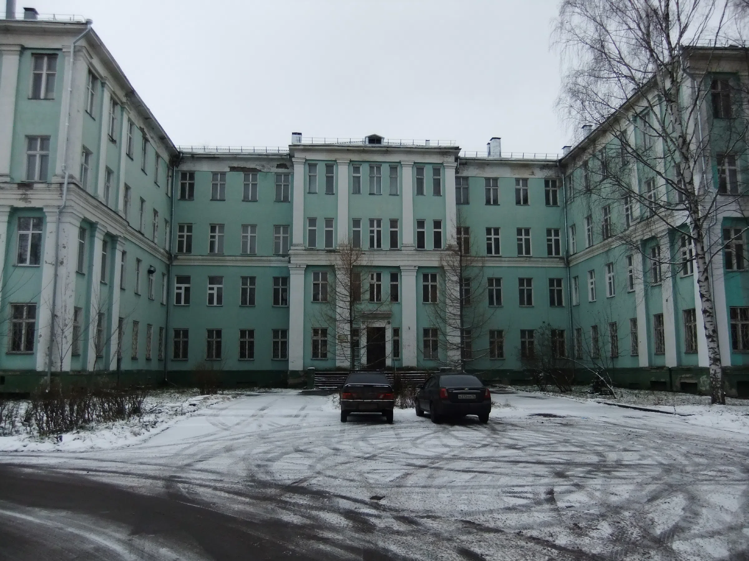 Больница в лесу с арками, фото 12