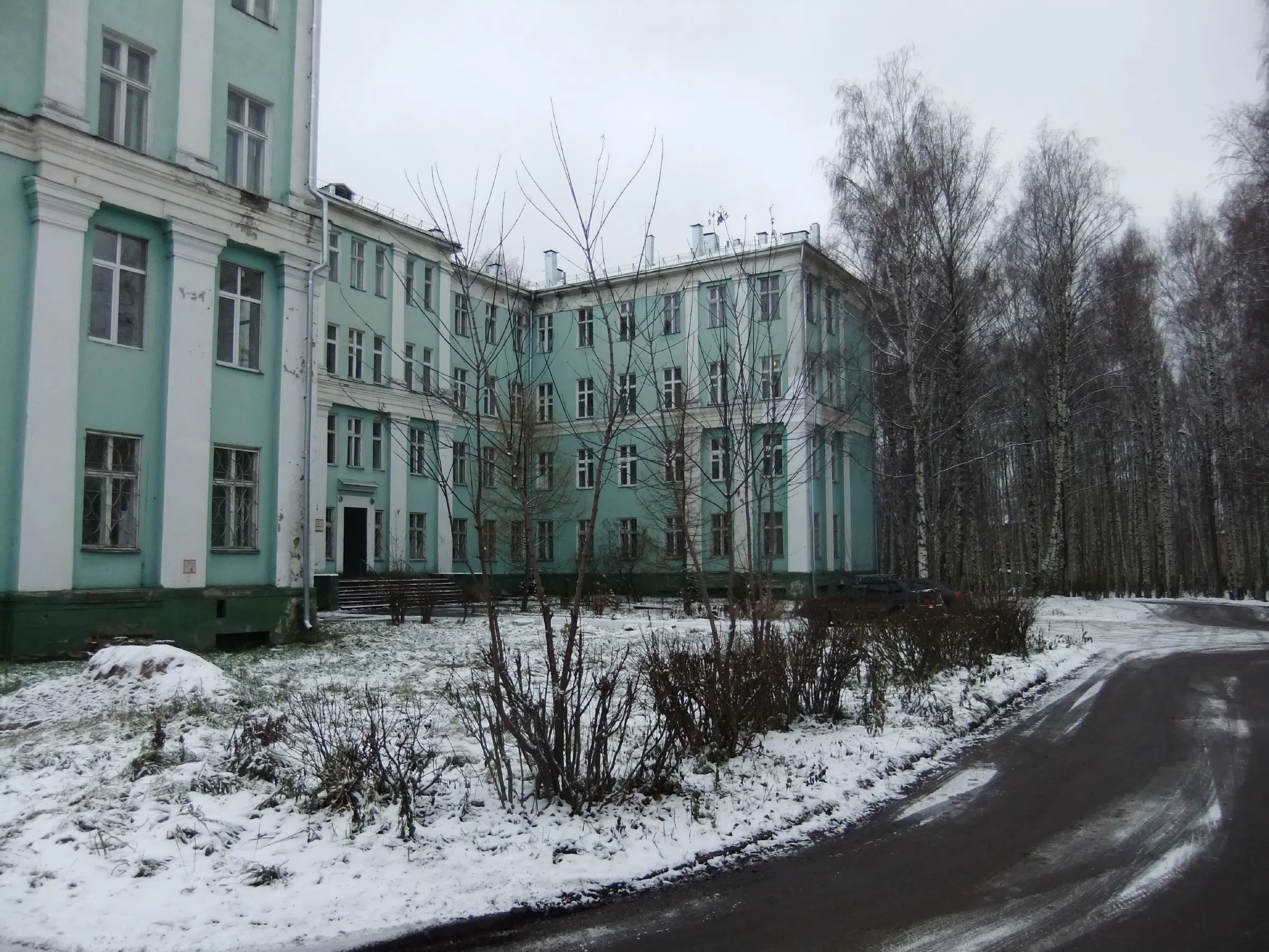 Больница в лесу с арками, фото 13