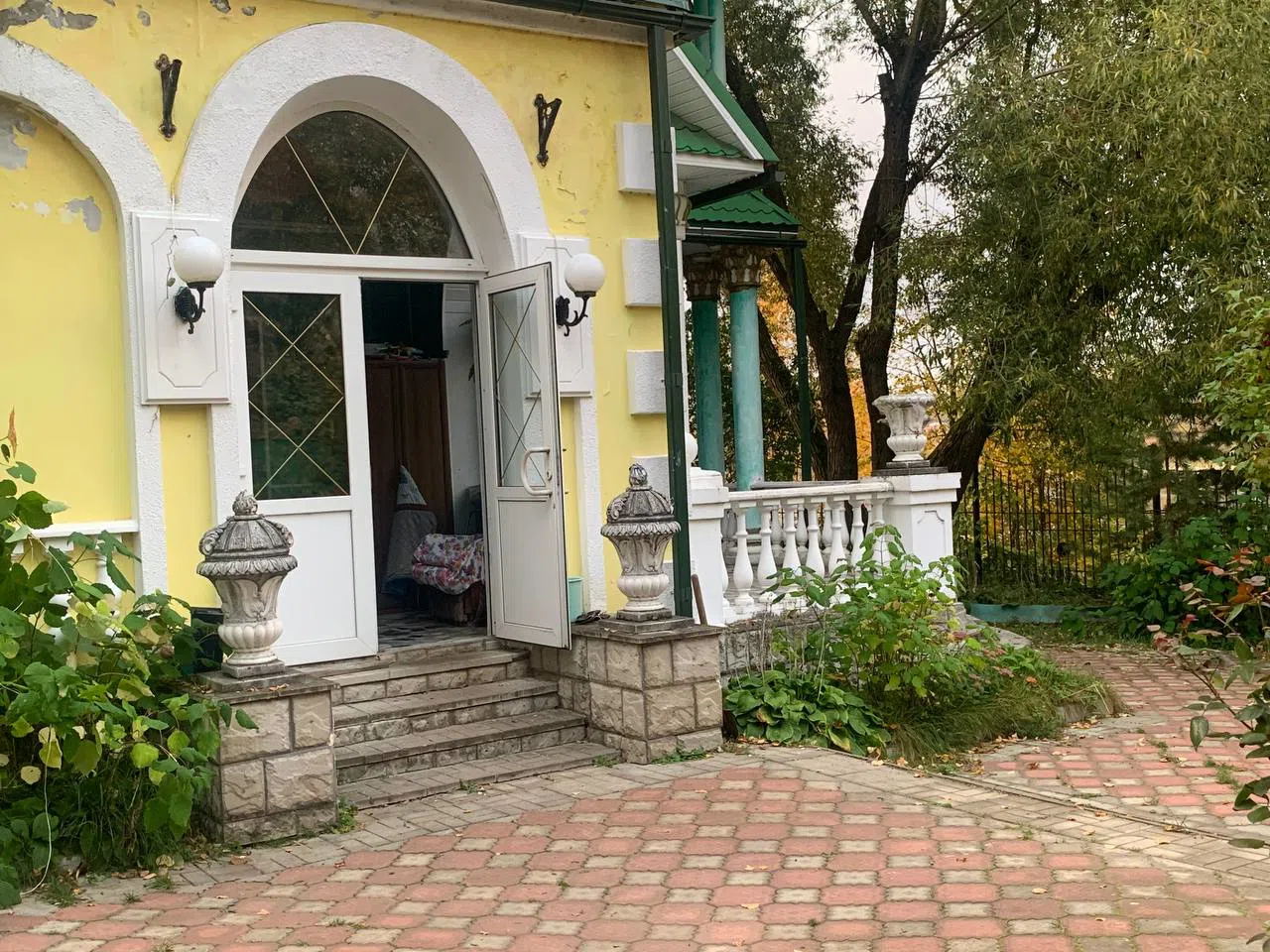 Желтая дача с колоннами, фото 2