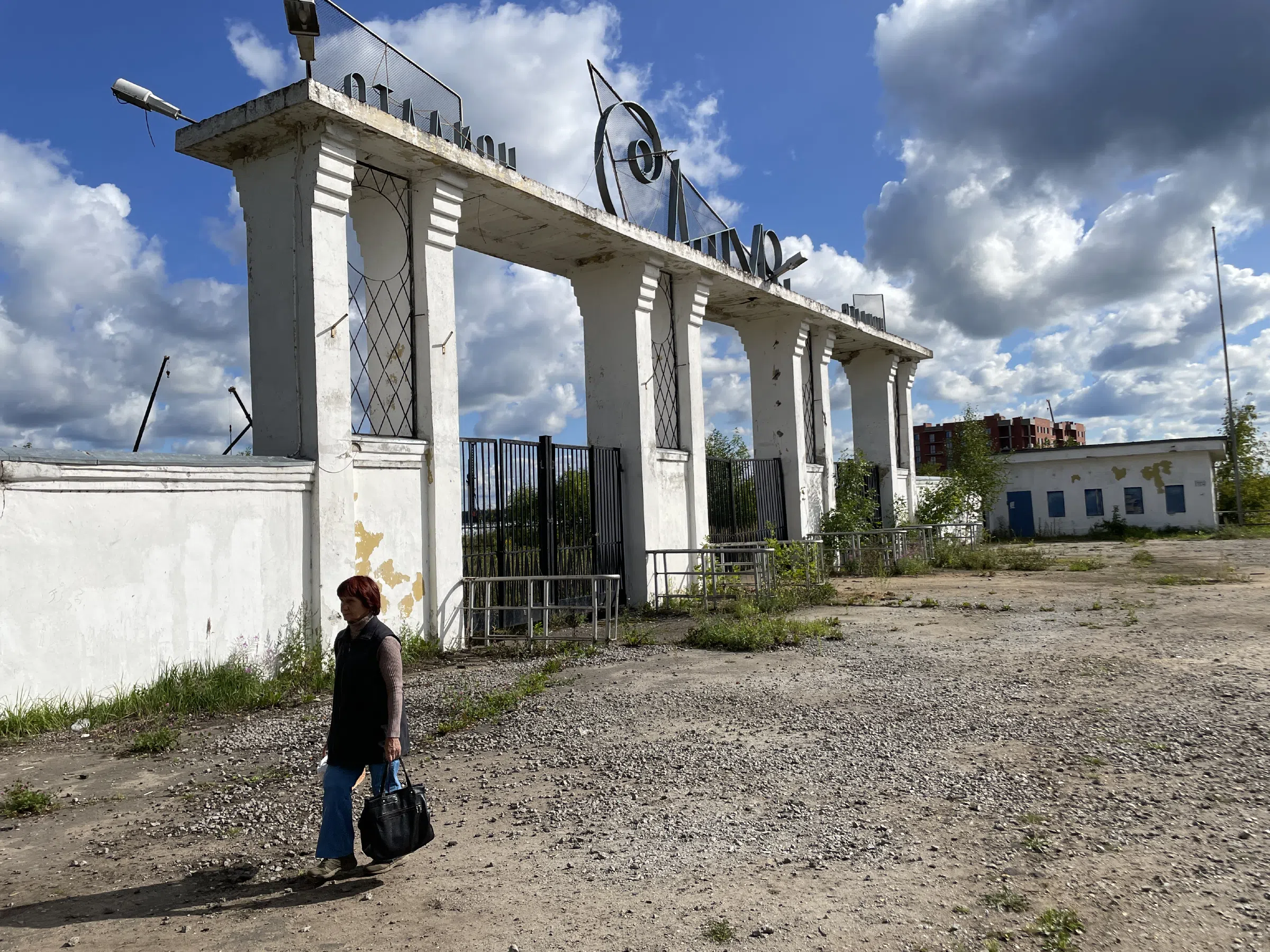 Старый стадион с лужами, фото 10