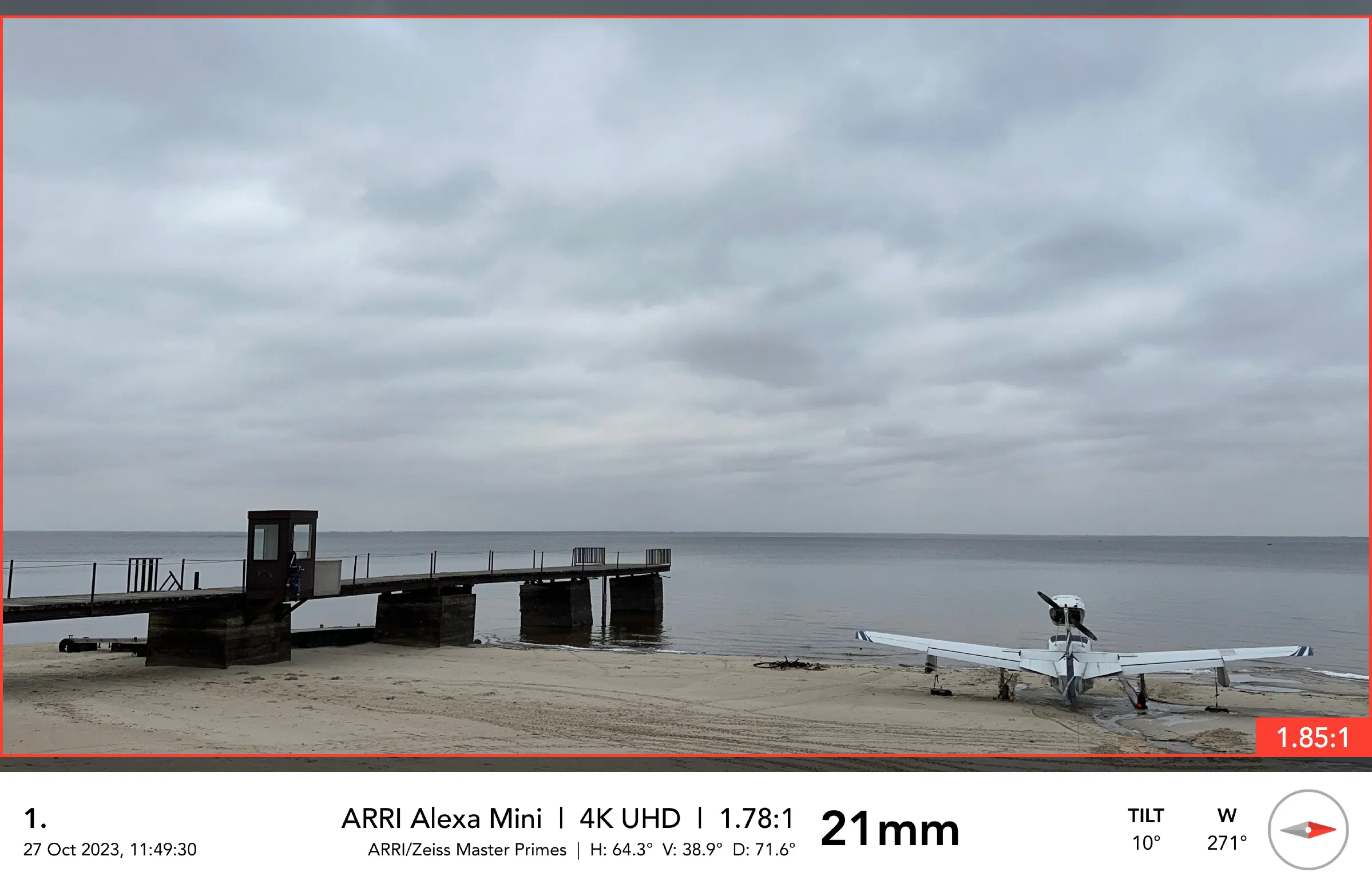 Деревянный домик у воды, фото 13