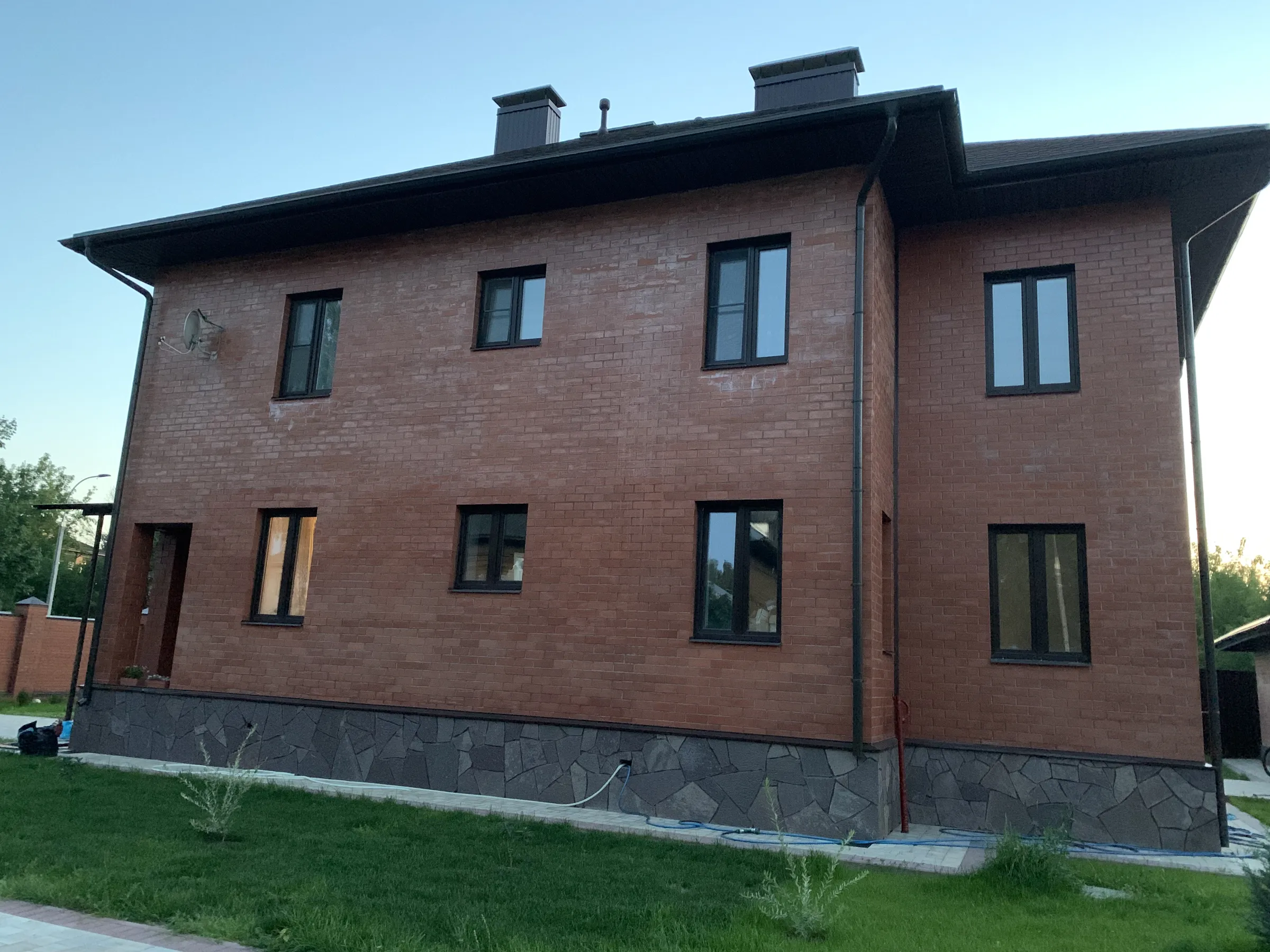 Кирпичный дом с эркером, фото 1