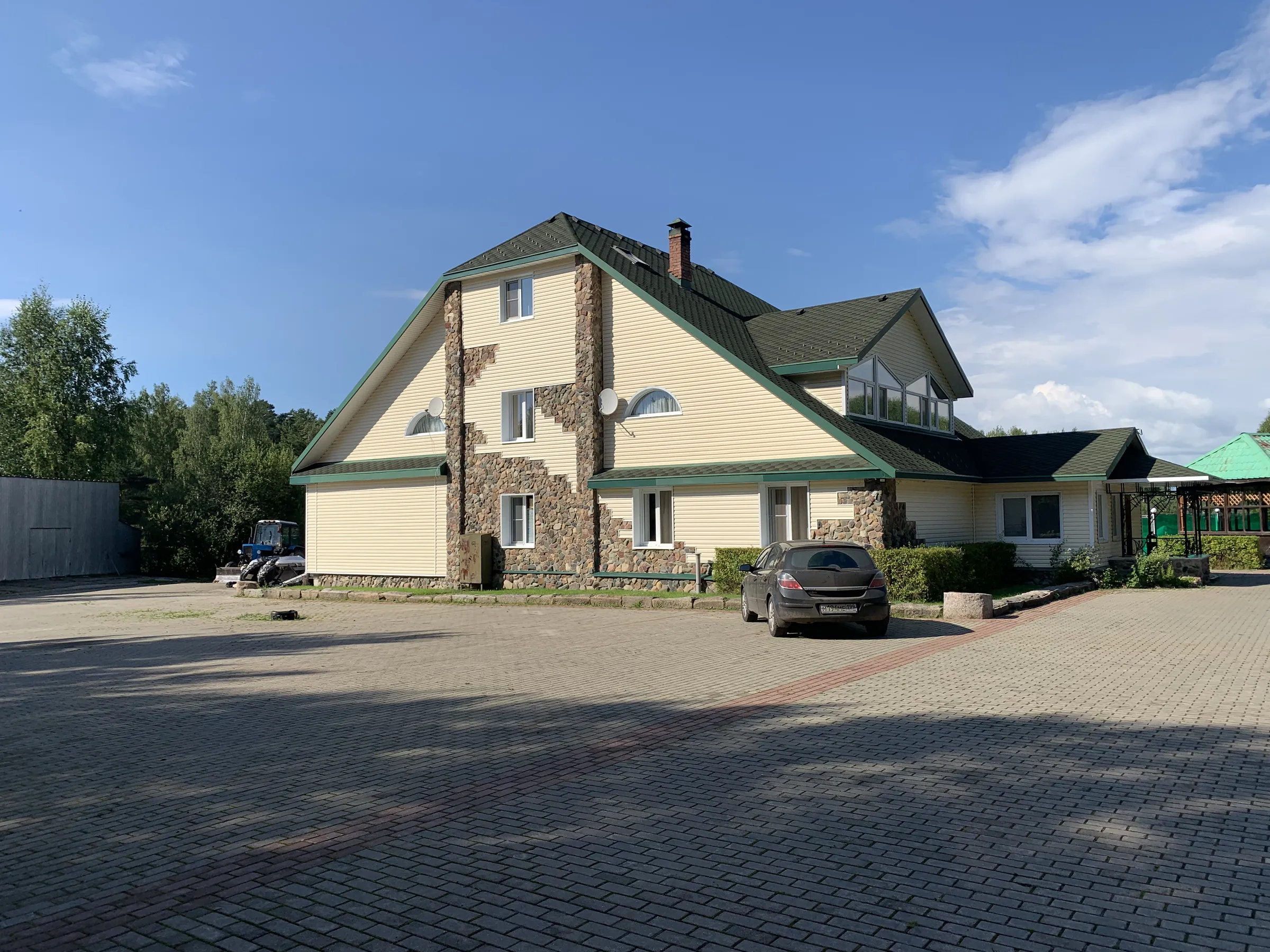 Резной теремок у леса, фото 1