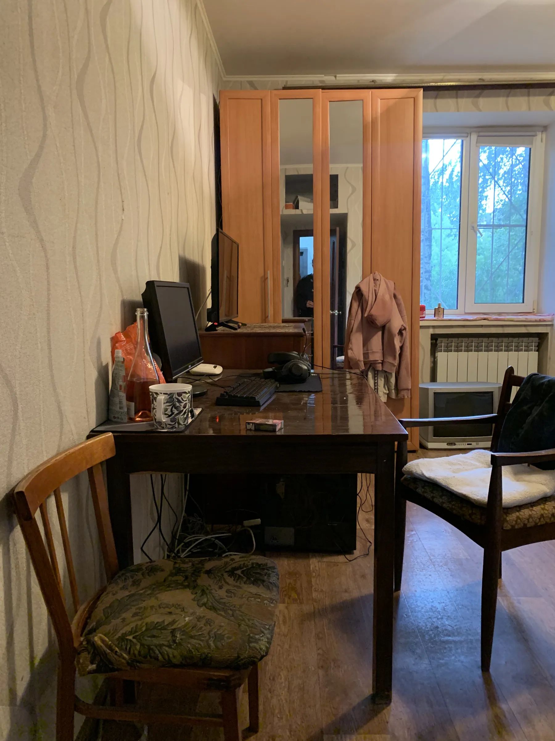 Спальня с волнистыми обоями, фото 1