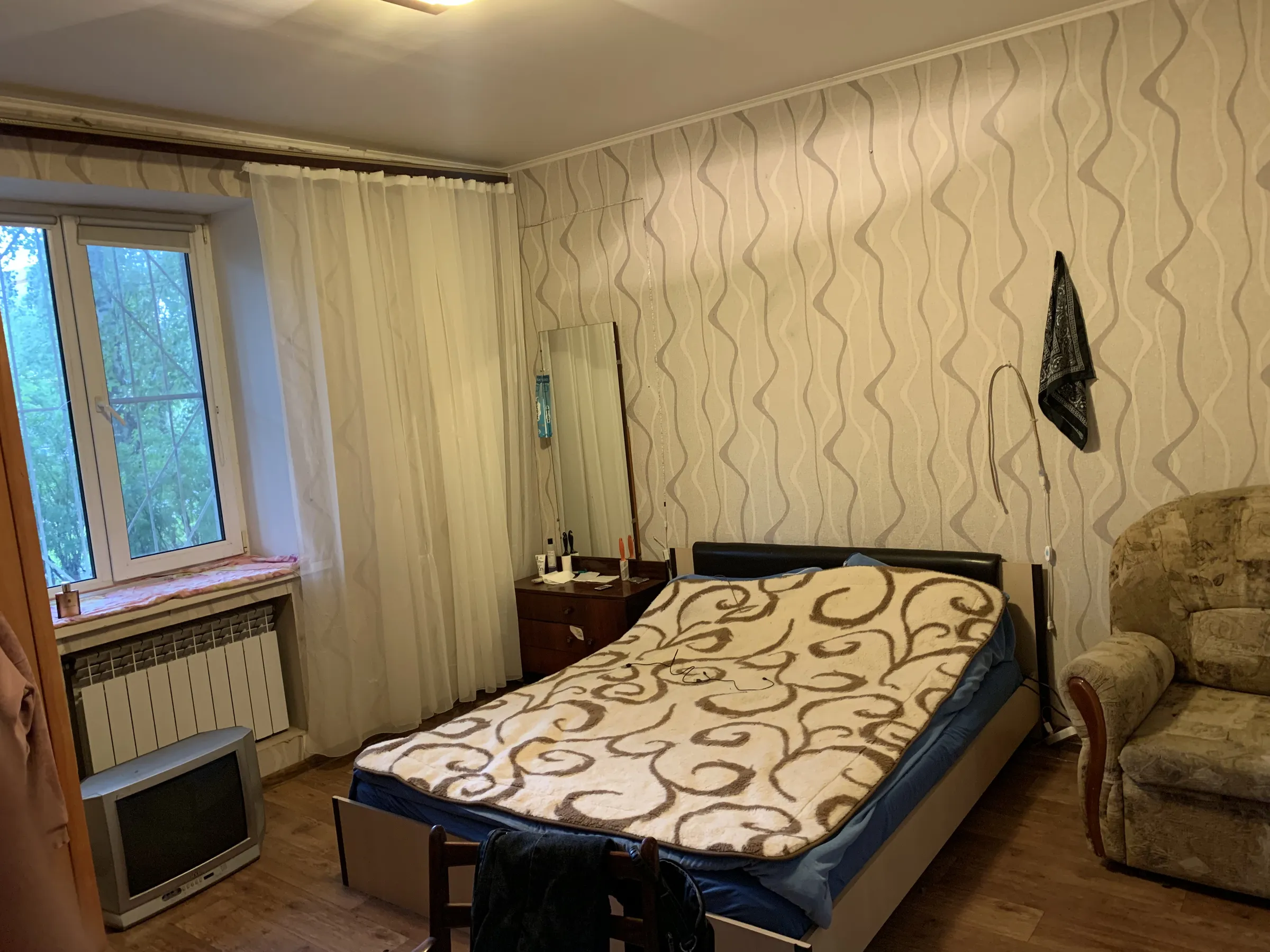 Спальня с волнистыми обоями, фото 3