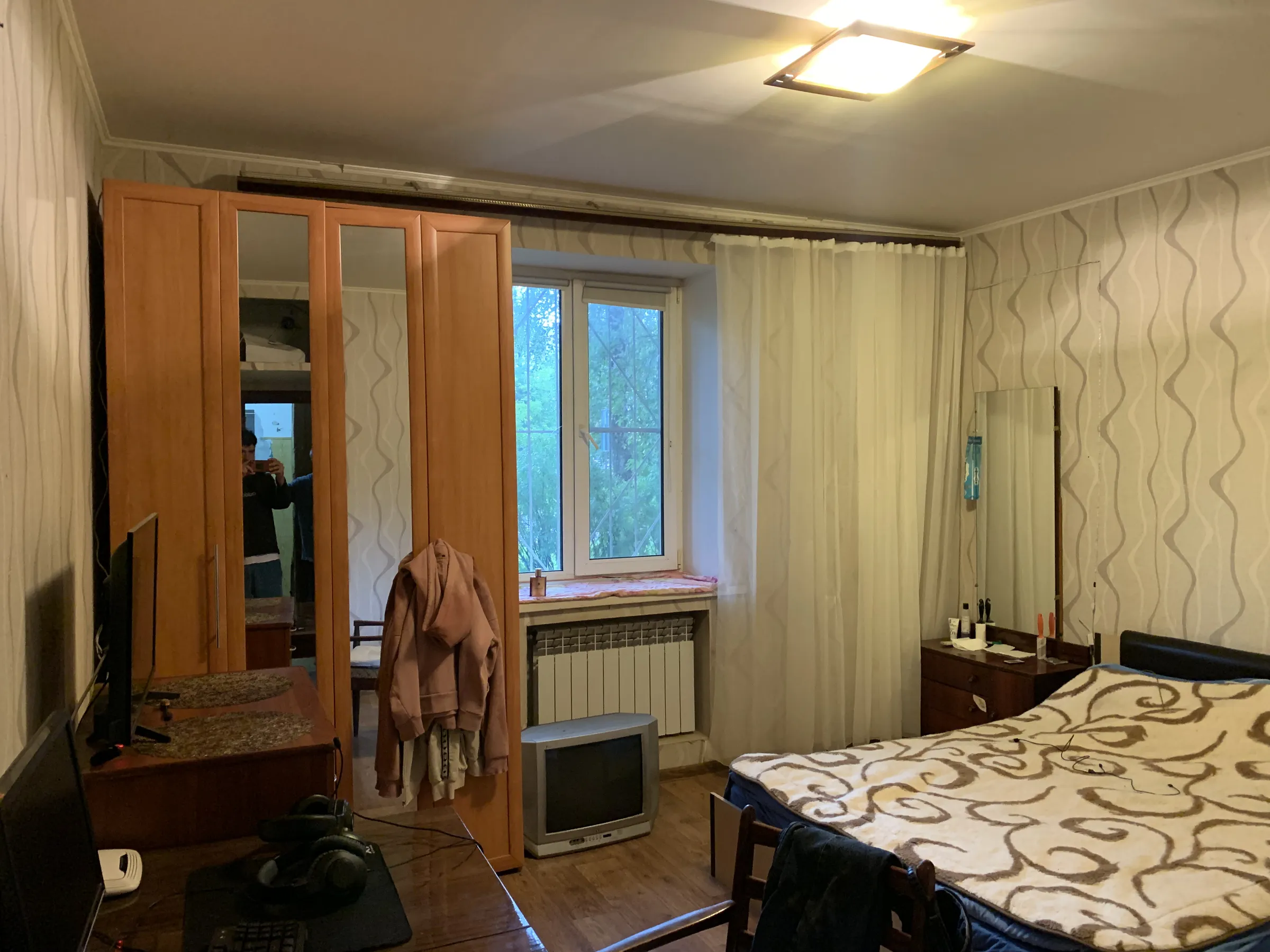 Спальня с волнистыми обоями, фото 2