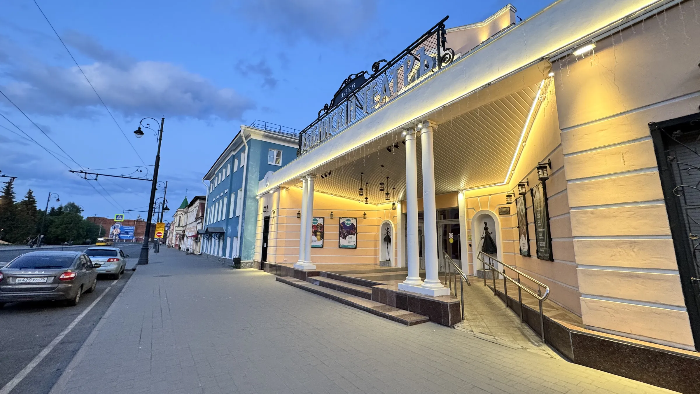 Городская улица с храмом, фото 6
