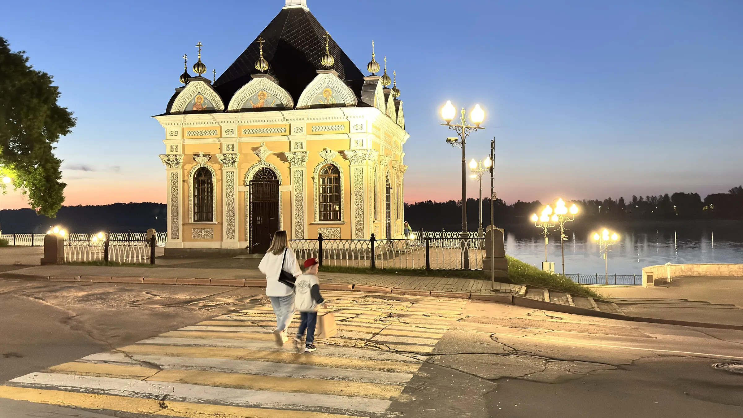 Городская улица с храмом, фото 24