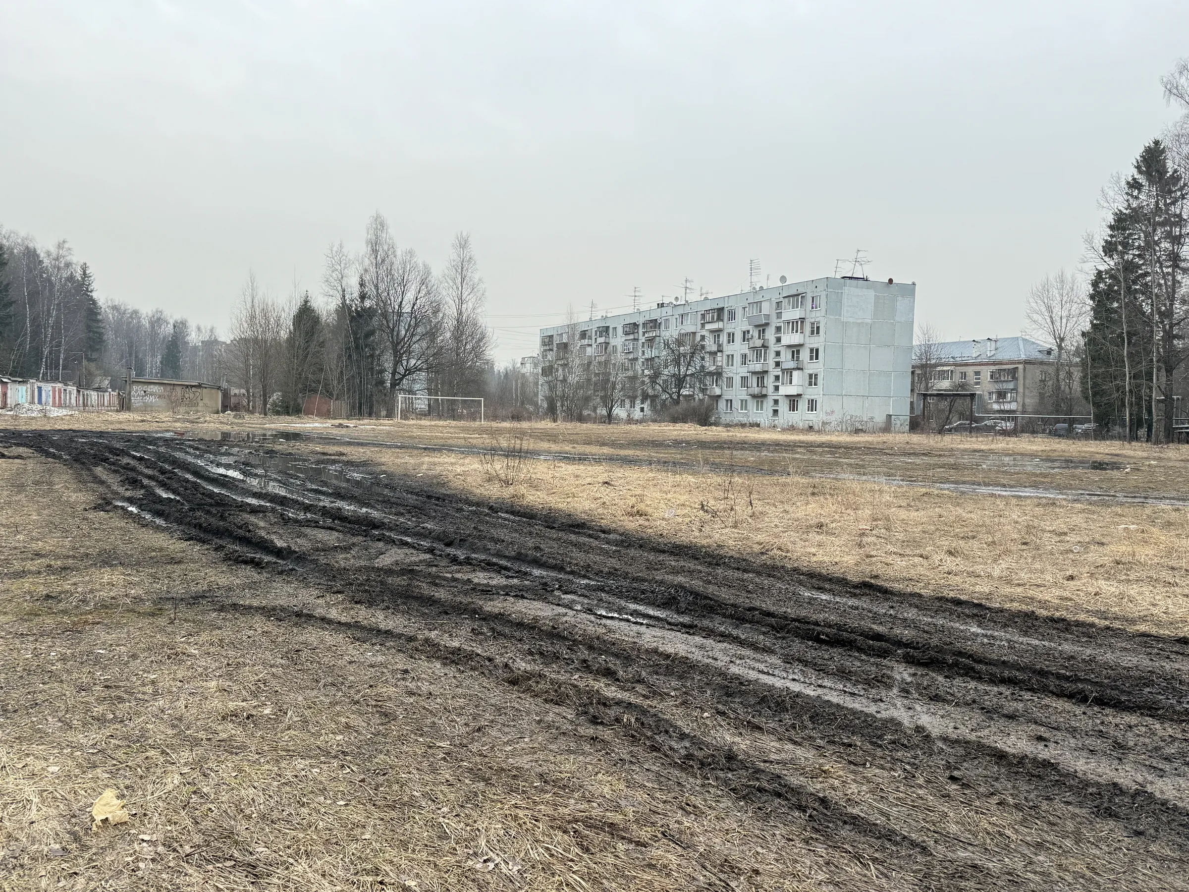 Хрущёвки и футбольное поле, фото 2