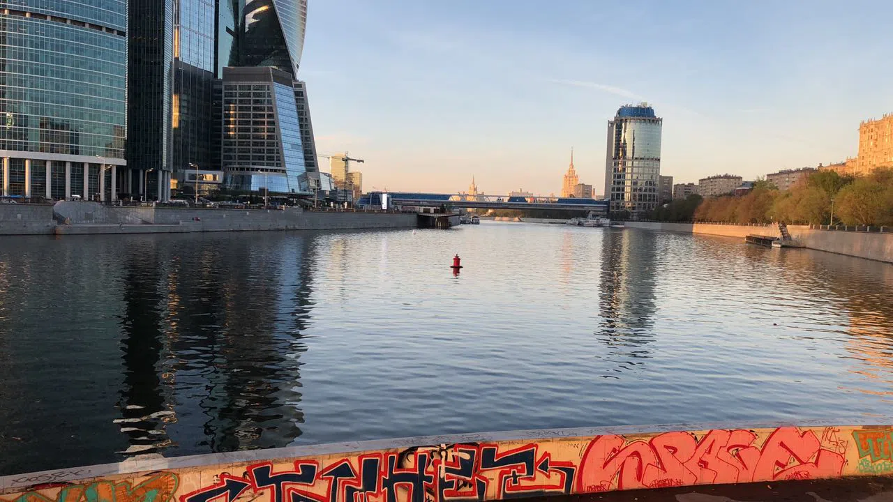 Набережная с граффити, фото 3