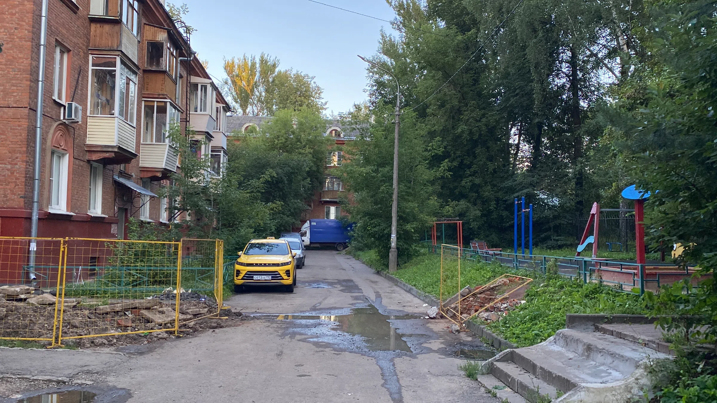 Кирпичная сталинка во дворе, фото 1