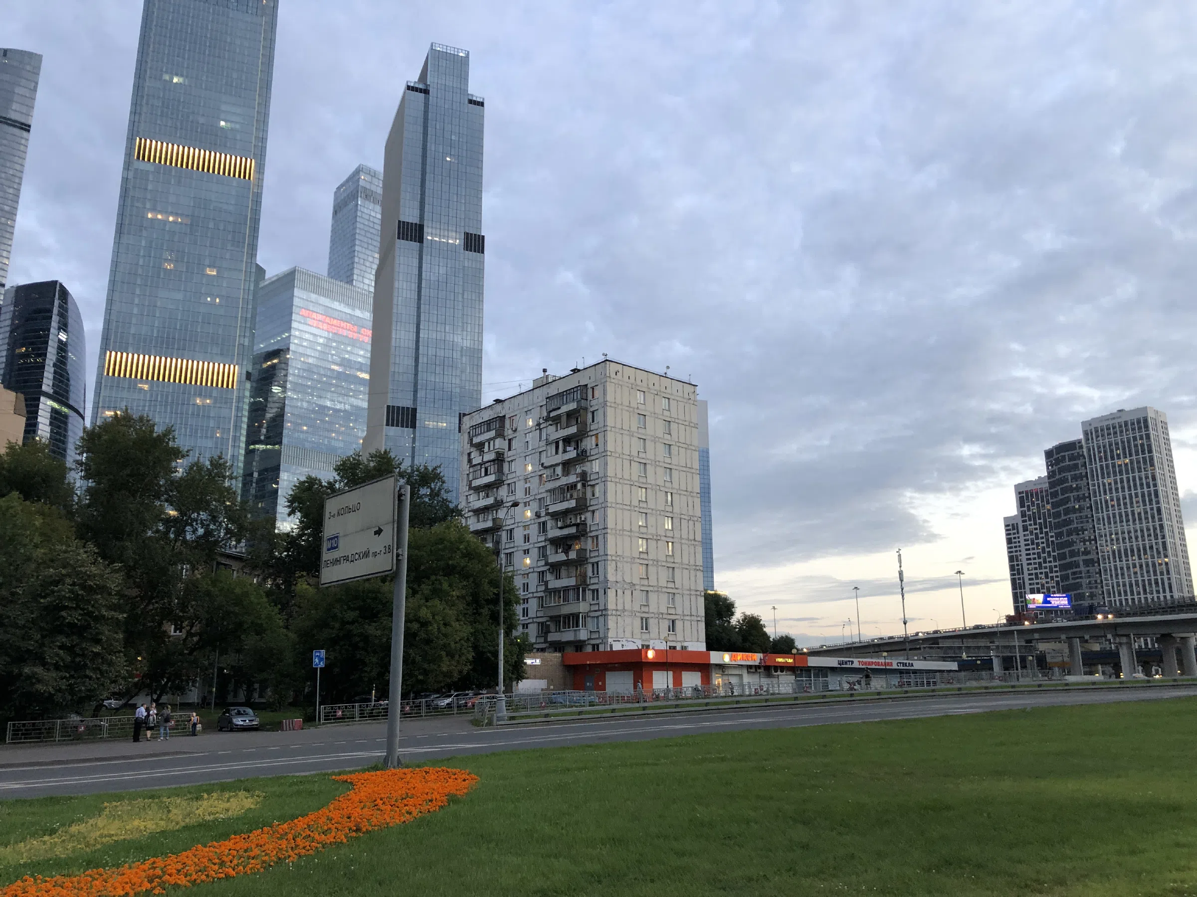 Офисы на фоне старых домов, фото 10