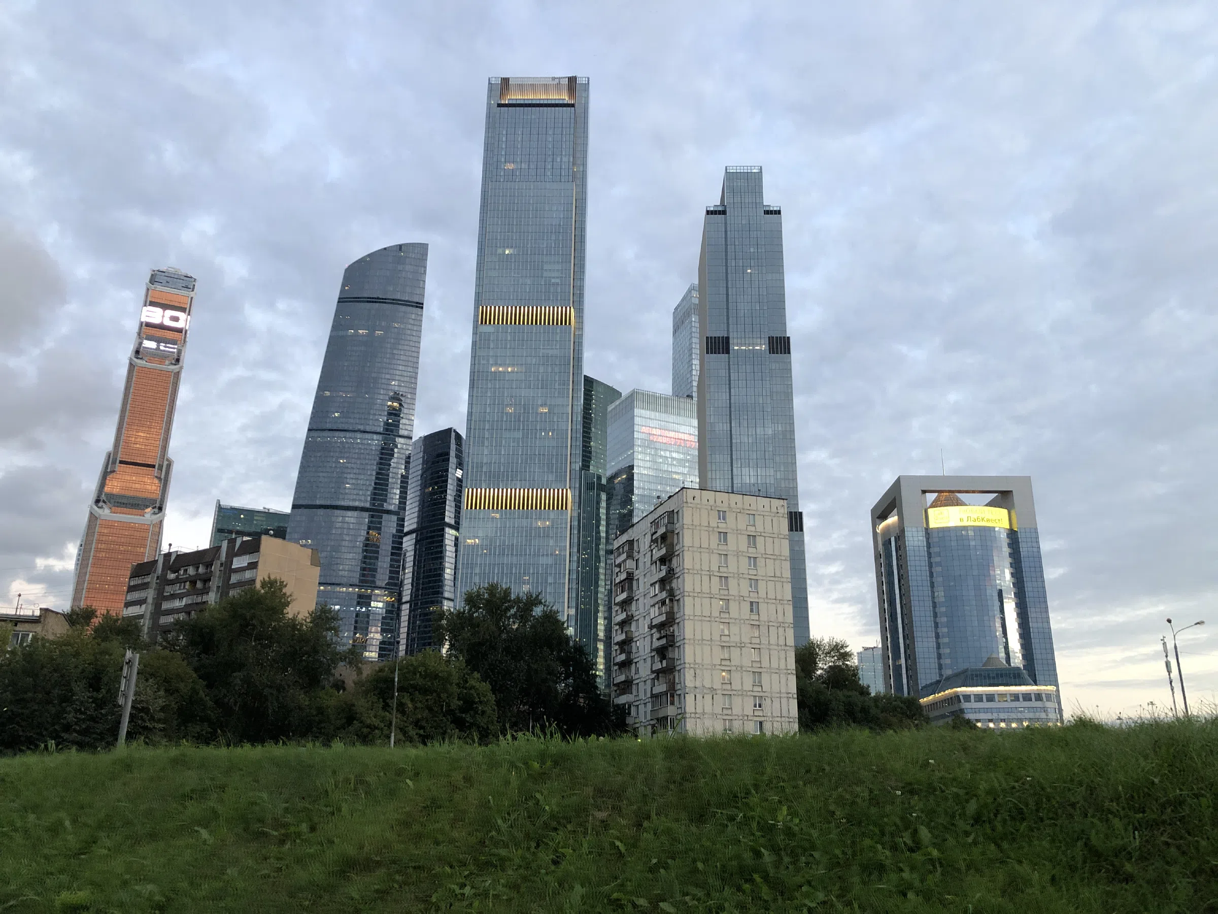 Офисы на фоне старых домов, фото 5