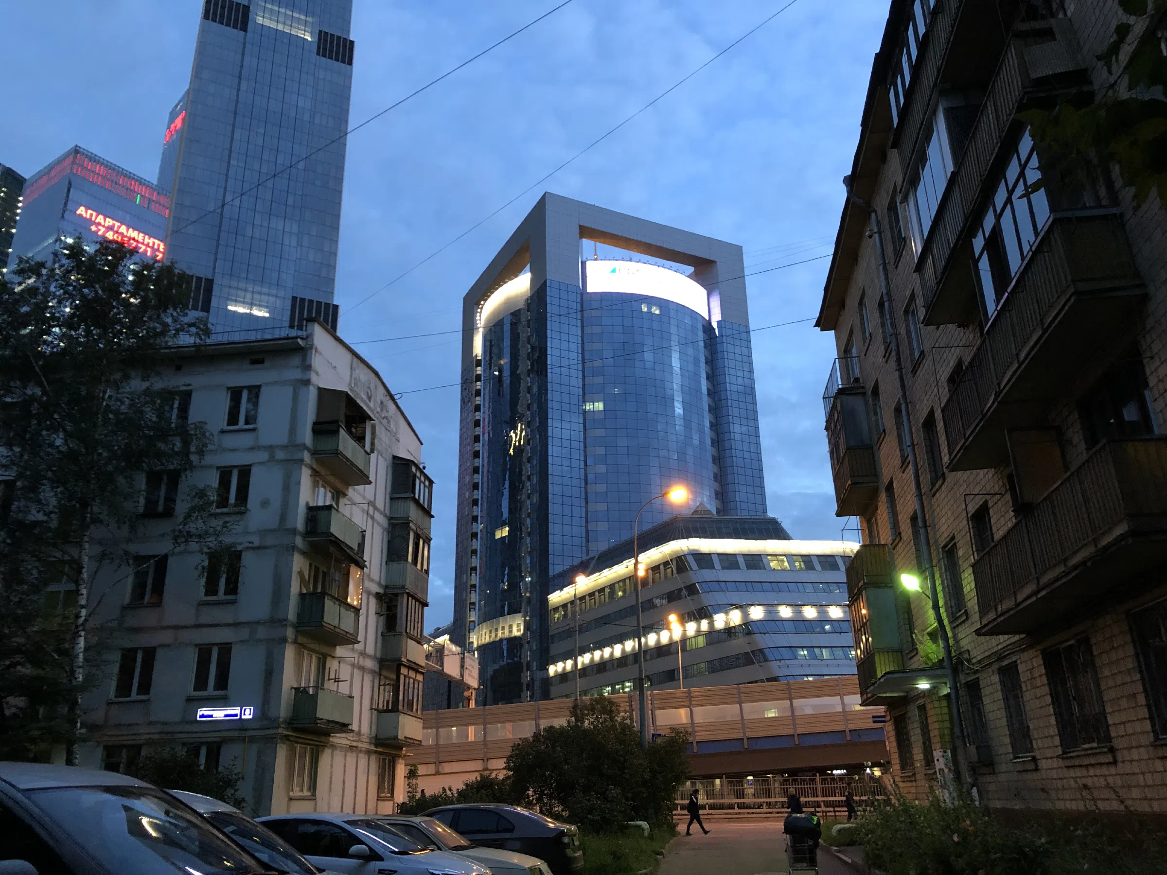 Офисы на фоне старых домов, фото 13