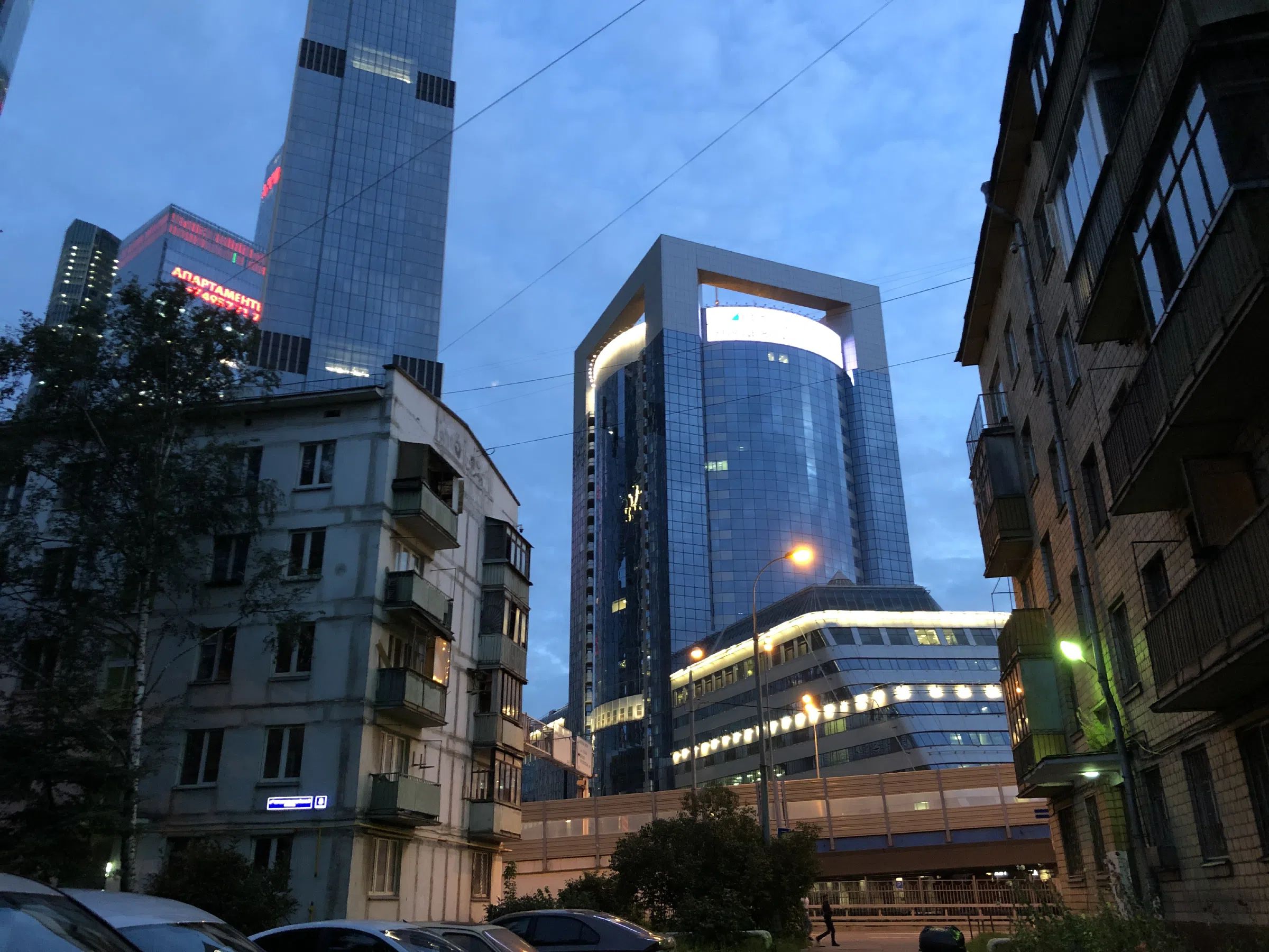 Офисы на фоне старых домов, фото 12