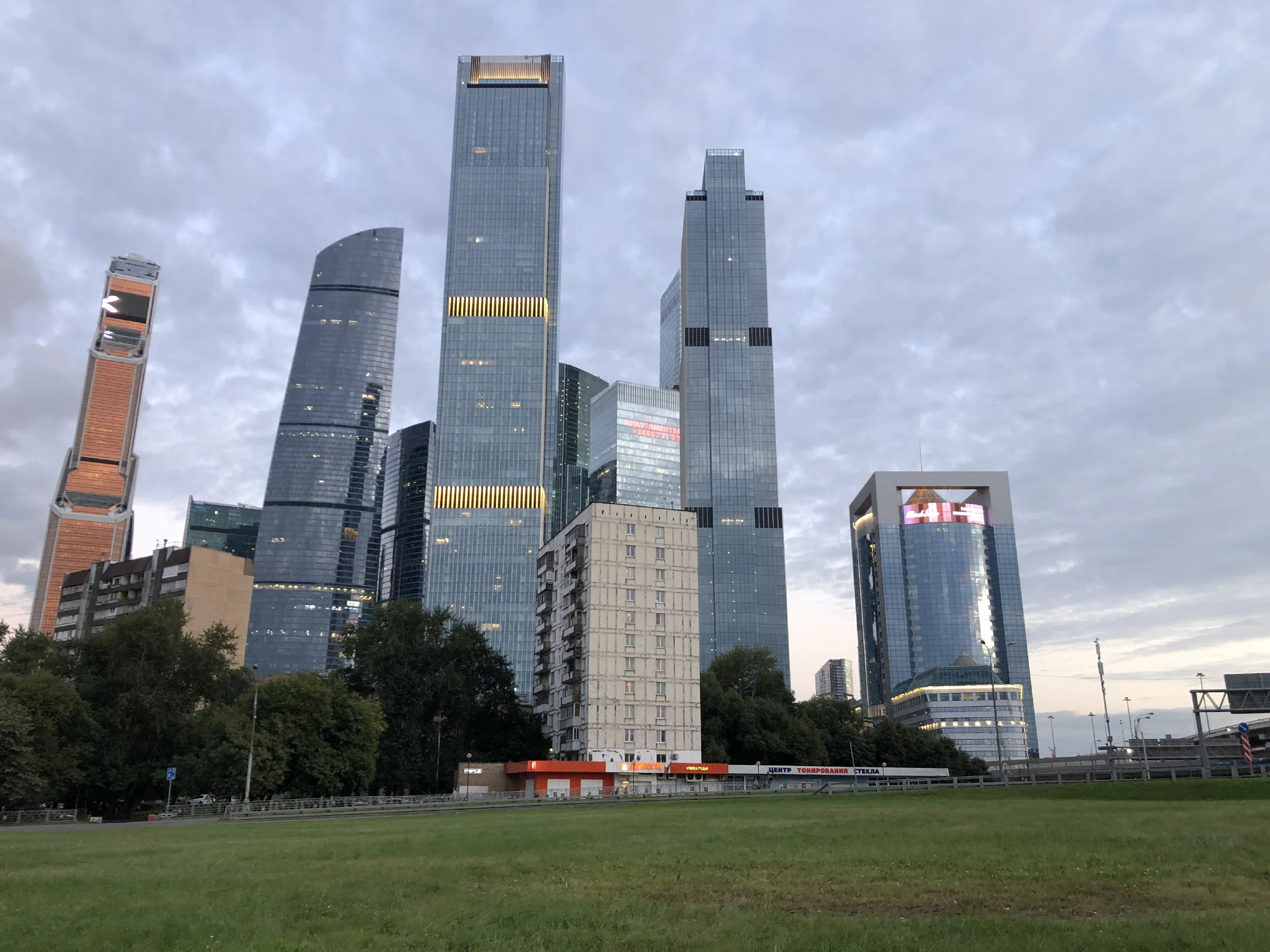 Офисы на фоне старых домов, фото 7