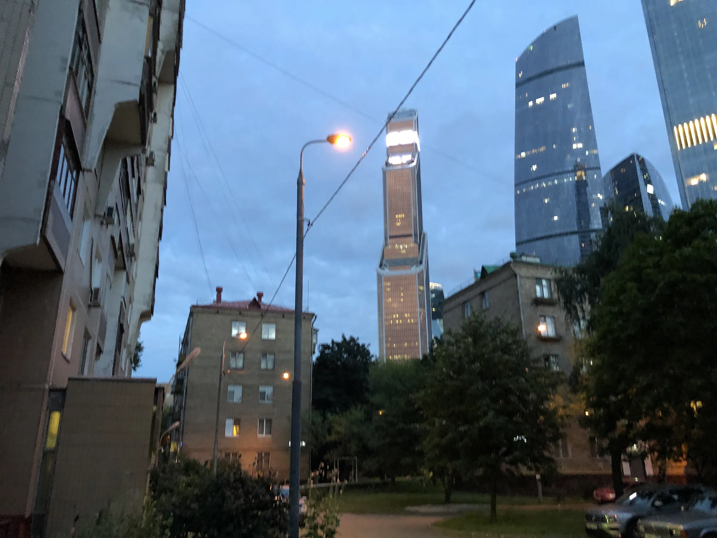 Офисы на фоне старых домов, фото 11